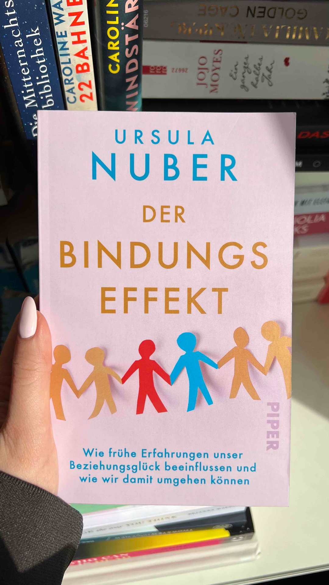 „Der Bindungseffekt“ von Ursula Nuber nimmt den Leser mit auf eine Reise zu den Ursprüngen der eigenen Bindungsvergangenheit und zeigt, wie sehr diese unsere Beziehungen auch im Erwachsenenalter beeinflusst.