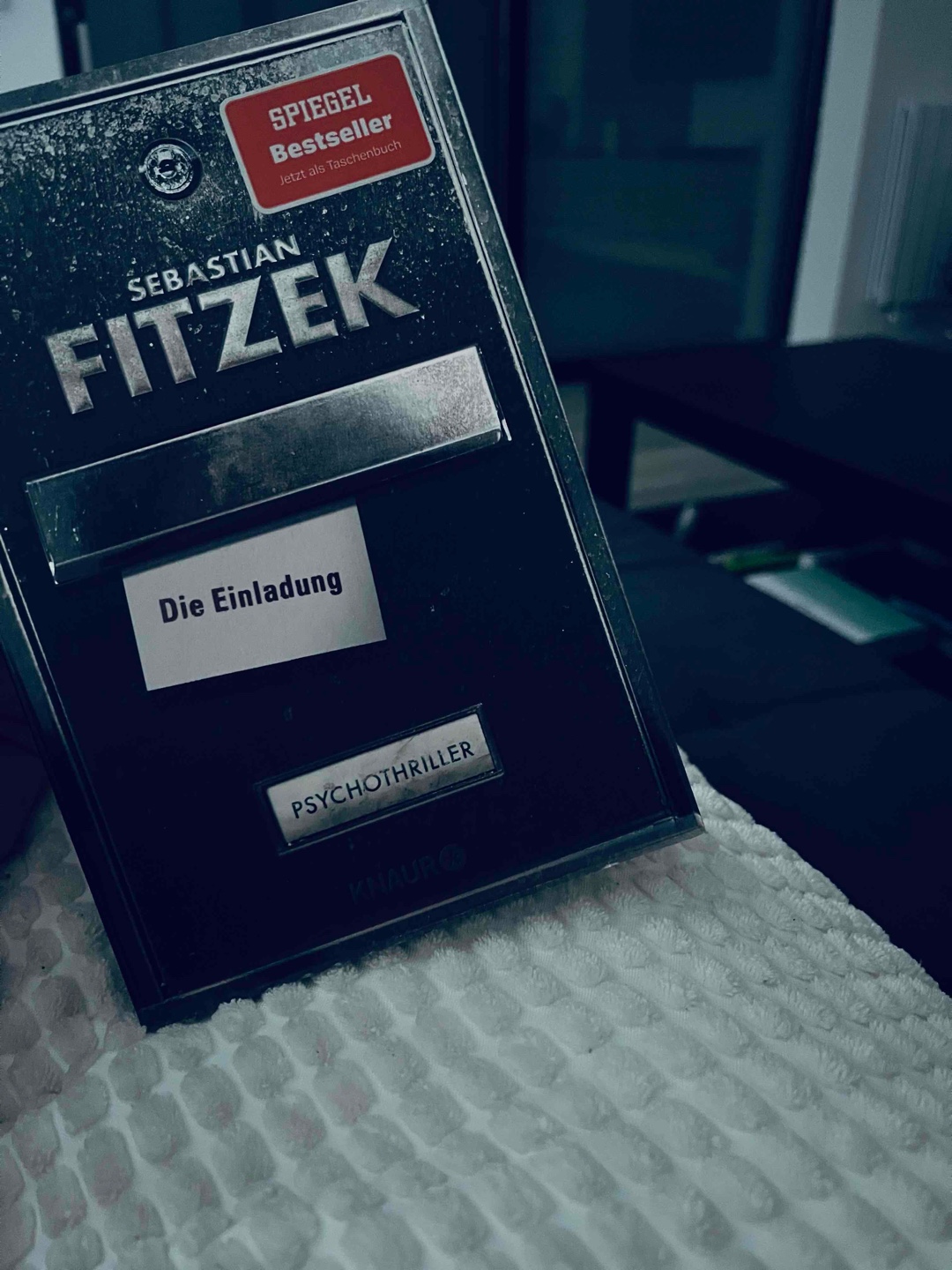 WTF?!
Ich kann‘s einfach gar nicht oft genug sagen.
Da schwimmt man nichts ahnend durch diese Story, denkt sich zwischendurch: Meine Güte, hier passiert ganz schön viel und dann passieren auf einmal Sachen, mit denen man so auf gar keinen Fall jemals gerechnet hätte.
Spannung vom Anfang bis zum Ende, Charaktere, die absolut nicht zu durchschauen sind und verschiedene Erzählperspektiven, die dafür sorgen, dass man unbedingt weiter lesen will.
Ich war an dieses Buch regelrecht gefesselt.
Und falls ich es noch nicht oft genug erwähnt habe: WTF war das bitte für ein Ende?!