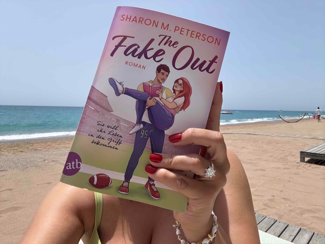„The Fake Out“ ist ein echtes Wohlfühlbuch voller Herz, Humor und mit genau der richtigen Portion Romantik. Mae als Protagonistin war mir direkt sympathisch. Ihre Gedanken, ihre Zweifel, ihre Liebe zu ihrer Familie, all das hat sich so ehrlich angefühlt. Und dann kommt Chris. Leute, CHRIS! Der Typ kennt Gilmore Girls, bringt Suppe vorbei und ist gefühlt schon auf Seite 10 komplett verknallt. Und ich? Ich auch. Absolute Green Flag, liebe alles an ihm.
Was ich auch richtig mochte, dass die Geschichte keinen Spice braucht um zu funktionieren. Kleines, aber feines Highlight. Die Anmachsprüche zu Beginn jedes Kapitels. Ich hab jedes Mal so geschmunzelt.