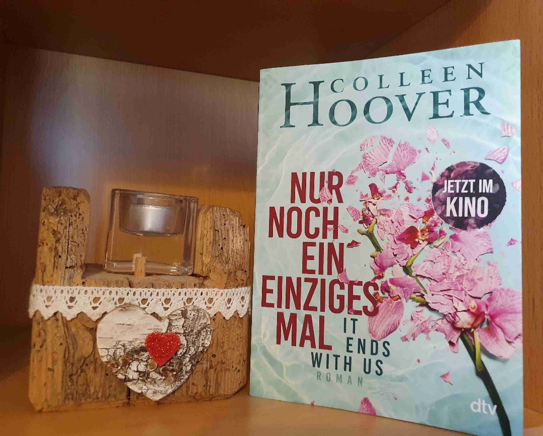 Super schönes Buch.
Habe mit Lily total mitgefiebert. Habe ihre Liebe, Ihre Ängste, Ihre Wut und Ihre Verwirrung über ihre Gefühle gespürt und miterlebt. Das Ende hat mich dann doch etwas überrascht da ich nicht dachte dass sie sich so entscheiden würde, hab mich aber total dafür gefreut.
Fand es auch schön dass sie Allysa kennengelernt hat und dass sie, sie unterstützt hat und ihr keine Vorwürfe gemacht hat also sie ihr von ihren Problemen erzählt hat.
Fand es auch schön immer diese Rückblicke in den Tagebücher über Atlas zu lesen.
Das Buch ist echt super spannend und flüssig geschrieben, konnte es nicht aus der Hand legen weil ich unbedingt wissen wollte wie es weiter geht.
Absolute lese Empfehlung 😍😍