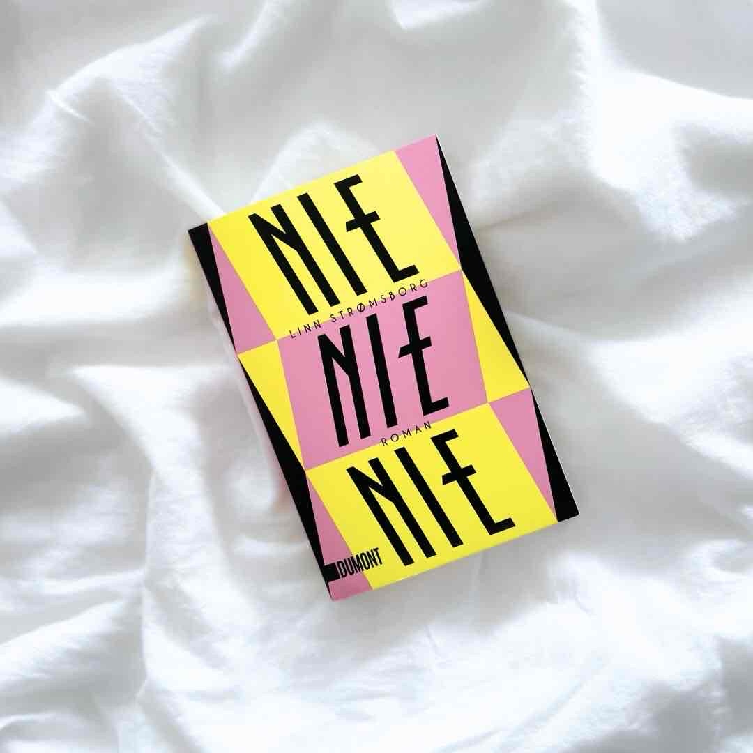 𝘕𝘪𝘦, 𝘯𝘪𝘦, 𝘯𝘪𝘦 ist kein Roman, der laut provoziert. Es ist ein Buch, das nachhallt – gerade weil es so unaufgeregt zeigt, wie schwer es sein kann, sich selbst treu zu bleiben in einer Welt, die anderes von einem erwartet.