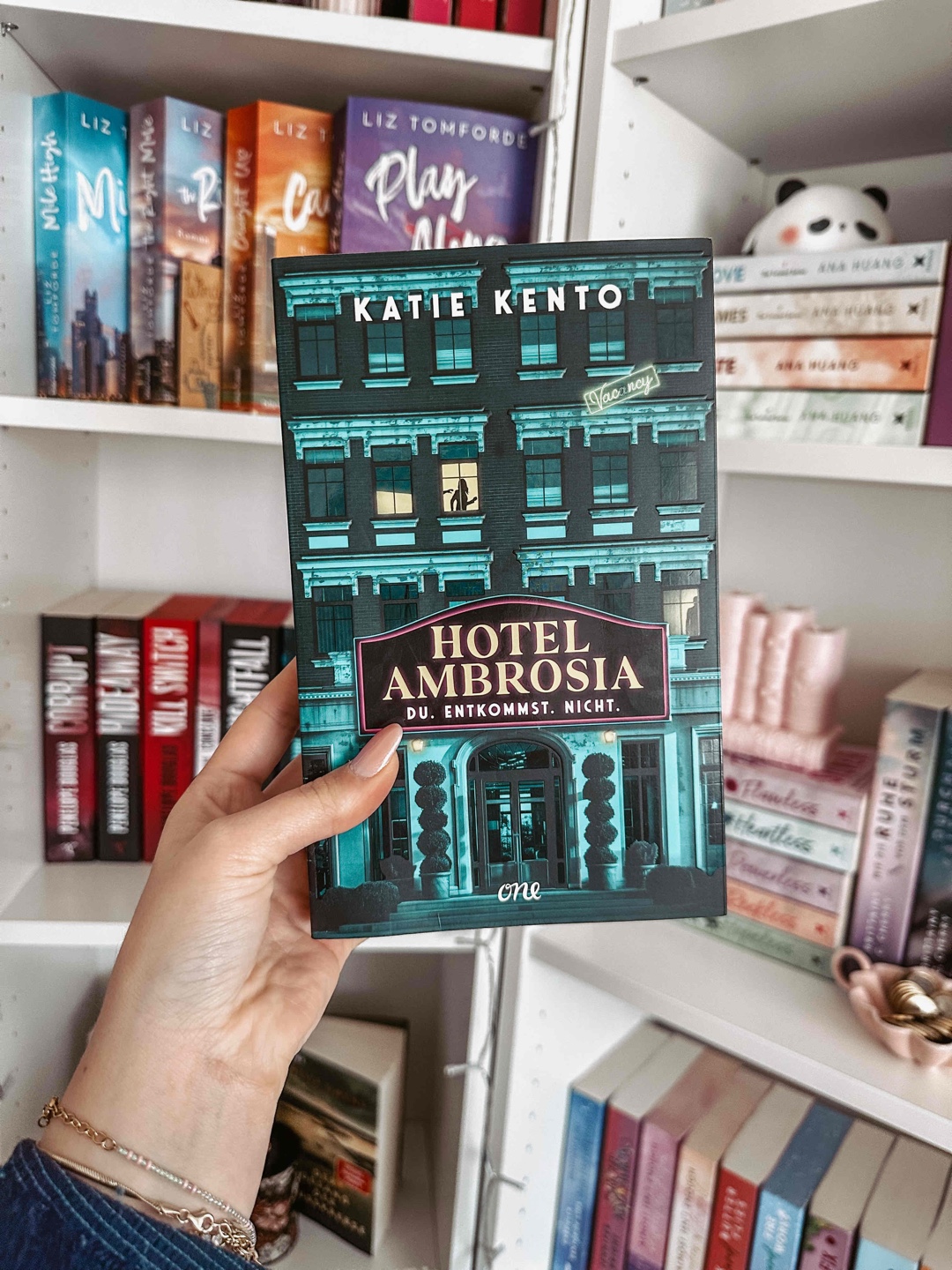 „Robyn starrte aus dem Fenster - das Ambrosia starrte zurück.“🏨🛎️🤯👩🦽