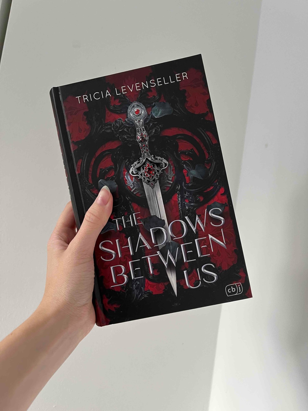 Meine Erwartungen waren hoch nach dem Lesen des Klappentextes. Leider waren die Charaktere UNFASSBAR nervig. Die Lovestory konnte ich ihnen nach allen möglichen kindisch-trotzigen Momenten einfach nicht abnehmen. Leider hat auch das Magiesystem nicht für mich funktioniert. Kallias hat magische Schatten um sich, aber der Rest der Welt hat irgendwie keine Magie… merkwürdig. Das Worldbuilding war kaum vorhanden. Ich habe mich extrem schwer damit getan in die Welt einzutauchen, da mir einige Erklärungen gefehlt haben. Ein gigantischer Flop.