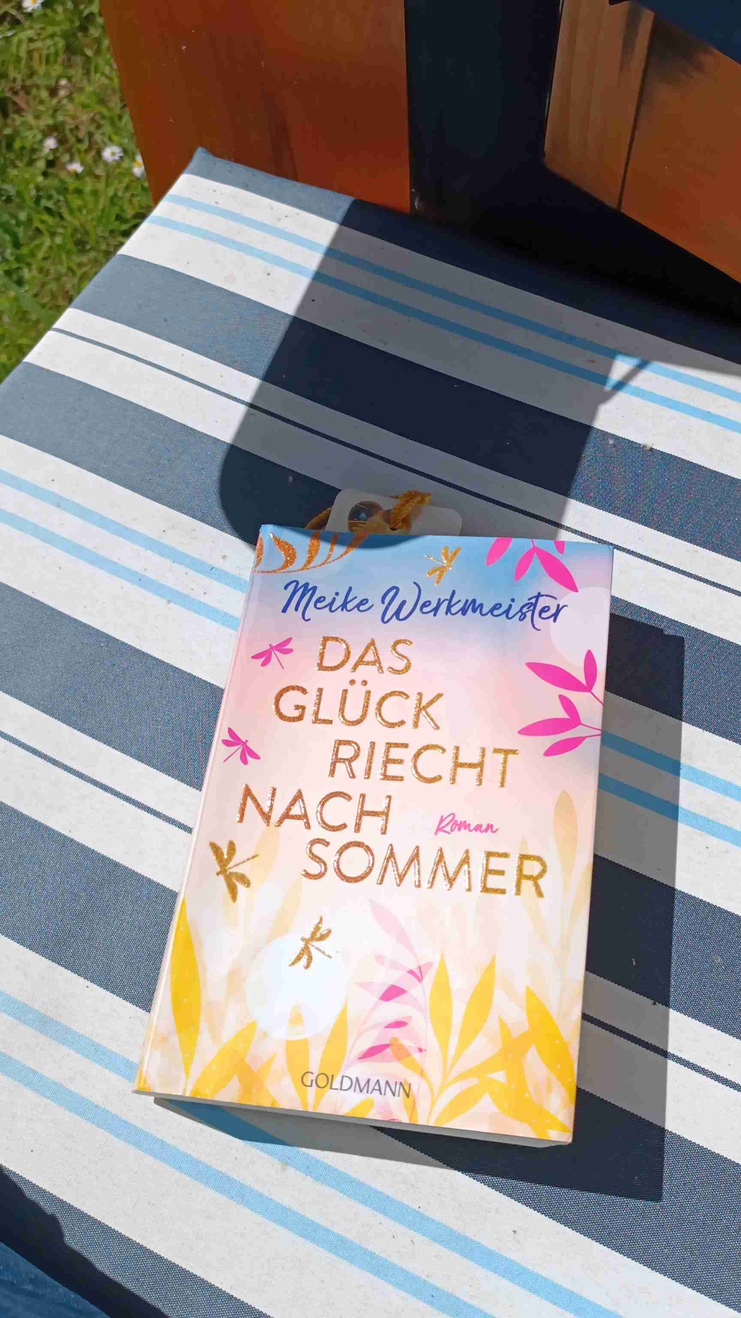 Dieses Geschichte fühlte sich für mich an wie "Zuhause". Ich habe zwar keinen Schrebergarten,aber eine Freundin von mir,die mitten in Hamburg Barmbek einen besitzt,der wie eine kleine Oase in der großen Stadt ist. Ich musste so oft an sie denken und genau dieser Person werde ich mein Buch schenken,wenn ich sie das nächste Mal in diesem wunderschönen Schrebergarten treffen sollte. Norddeutschland ist einfach meine Heimat. Hamburg Barmbek mein Geburtsort,alls von Hamburg ist einfach meins, obwohl ich schon seit vielen Jahren in Schleswig Holstein wohne 🍀☀️🥰🌻🌸📸📚