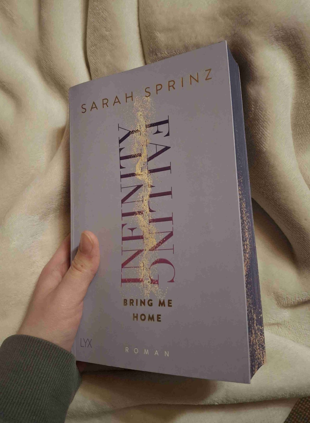 Der Abschluss der Reihe. :( 
Ich fand das Buch nochmal sehr schön. Es hat die Reihe gut abgeschlossen. Außerdem hat es mir gut gefallen, aufgrund der Protagonisten und der Handlung. Insgesamt mochte ich die Reihe sehr und sie war für mich eine Wohlfühlreihe. 🥰
