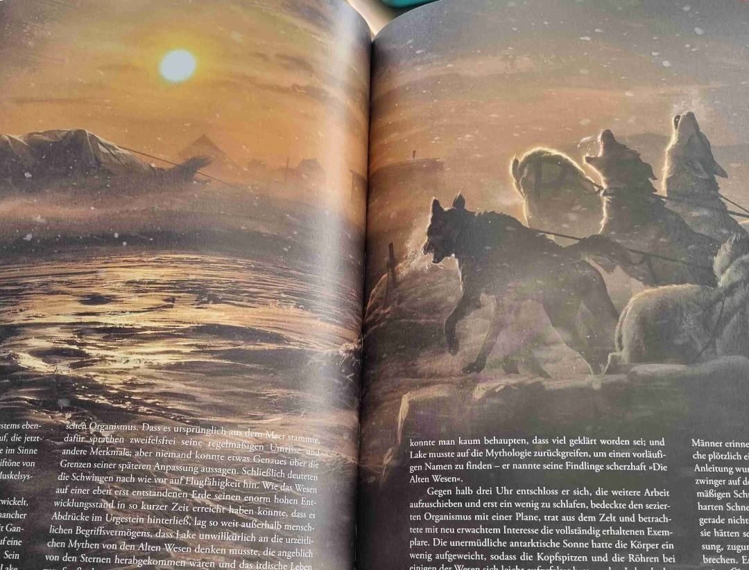 Ein Muss für jeden Lovecraft-Fan.
Die Illustrationen geben dem Ganzen nochmal ein Sahnehäubchen und unterstreichen die gruselige Stimmung beim Lesen immens.
Kostspielige Sammlung, aber für die die sowas mögen jeden Cent wert 👍