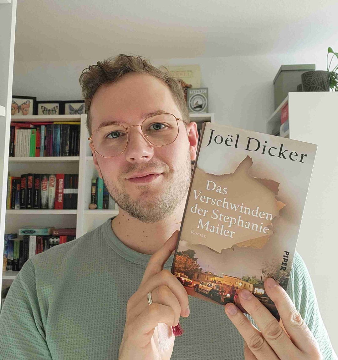 🏃♀️🏃♀️🏃♀️🏃♀️🏃♀️🏃♀️🏃♀️🏃♀️🏃♀️🏃♀️🏃♀️🏃♀️🏃♀️🏃♀️🏃♀️🏃♀️
Für mich ist das das schlechteste Buch des Autors - und trotzdem hat es mich unheimlich gepackt. Die Charaktere waren überzeichnet und der Plot zu überladen. Dennoch konnte ich nicht aufhören, bis ich endlich die Auflösung hatte. Joel Dicker perfektioniert einfach die kaum auszuhaltende Spannung und den Drang, so lange zu lesen, bis man endlich die Wahrheit erfährt.
🏃♀️🏃♀️🏃♀️🏃♀️🏃♀️🏃♀️🏃♀️🏃♀️🏃♀️🏃♀️🏃♀️🏃♀️🏃♀️🏃♀️🏃♀️🏃♀️