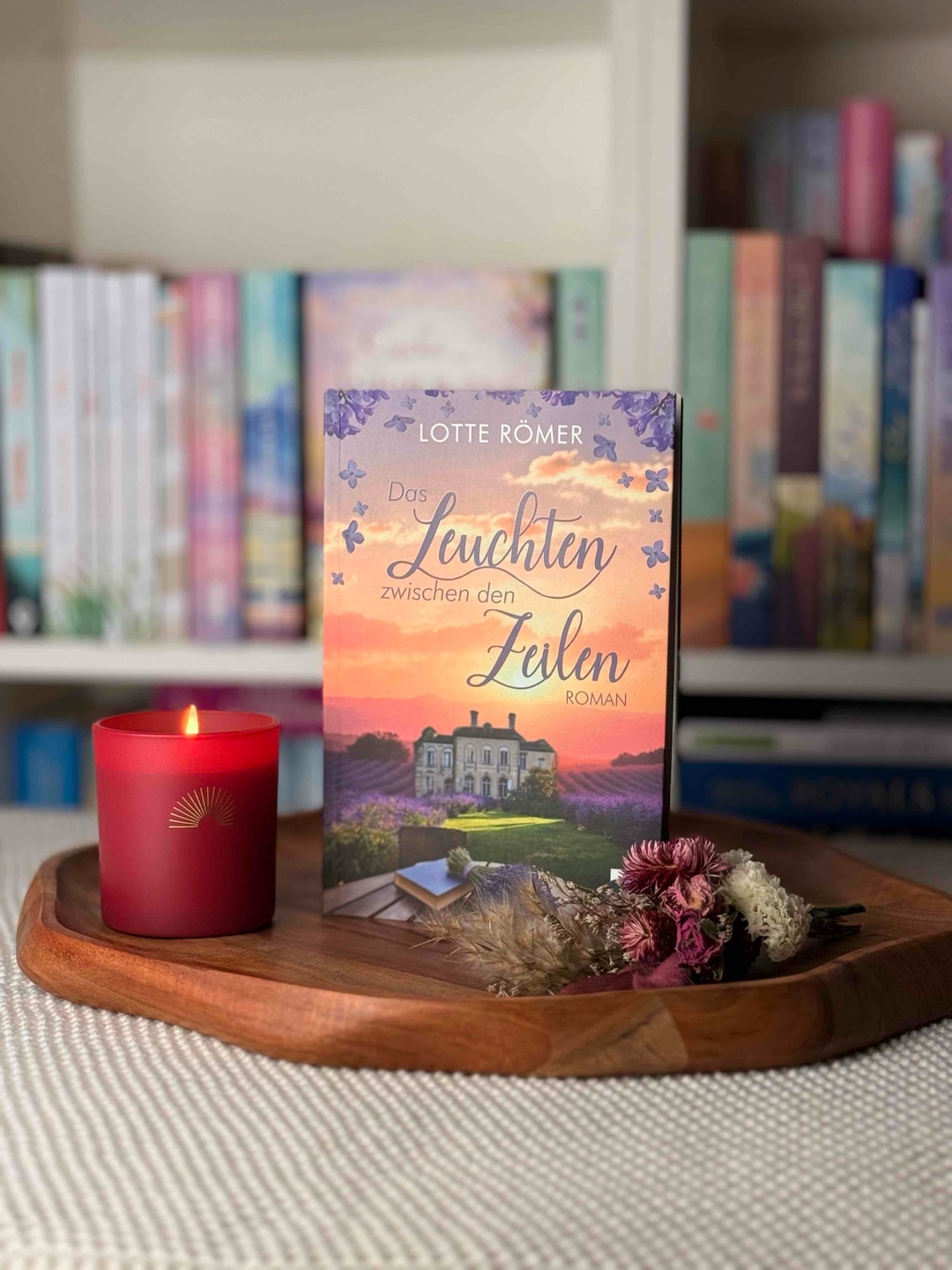 Ein zauberhaftes Buch, das nicht nur eine Liebesgeschichte erzählt, sondern auch eine tiefe Liebe zu Büchern spüren lässt. Ein echtes Herzensprojekt der Autorin, warmherzig, poetisch und einfach zum wohlfühlen! Ein Muss für alle, die Bücher lieben.
