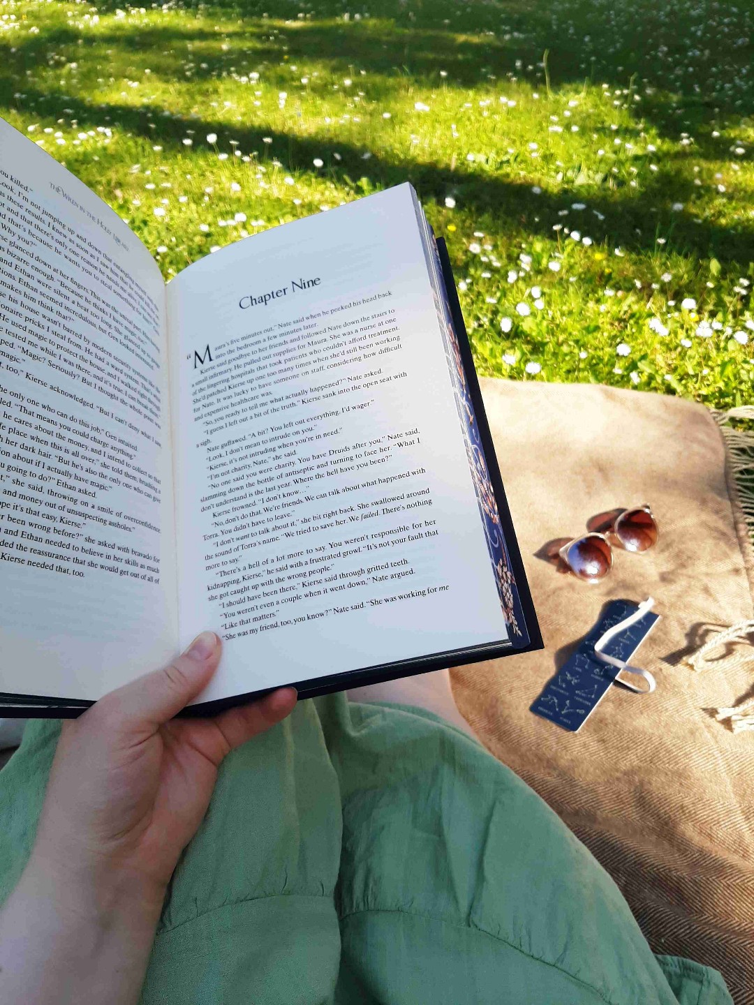Finally getting back to thisss!!!!!
(4 Stars is my rating so far, but I'm barely 100 pages in, so... still exciting)