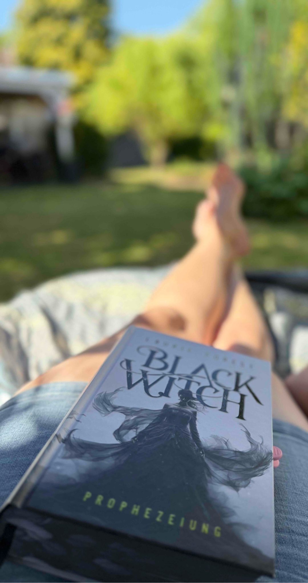 Ich bin etwas hin und her gerissen. Guter Start in die Story, dann sehr schleppend und zum Ende zog es wieder an. Spannende Charakteren. Mit etwas Abstand der leider für mich  erforderlich  ist bin ich schon neugierig auf Band 2. 
leider nur 3-4 Sterne 