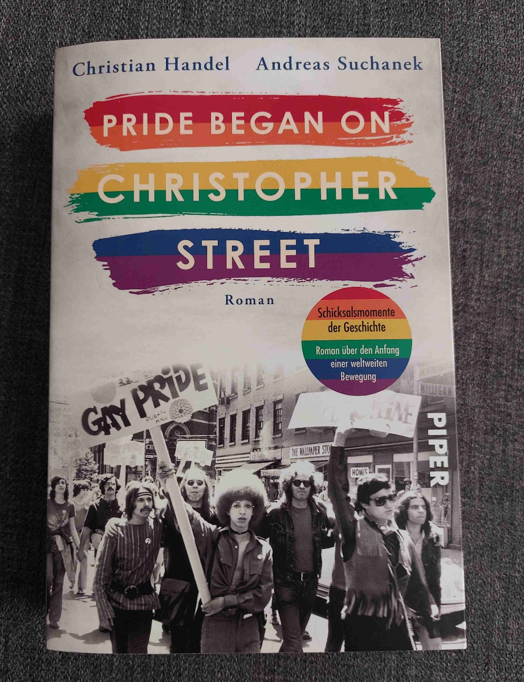 Die Geburtsstunde des Christopher Street Days. Ein Buch aus der Reihe "Schicksalsmomente, die das Leben verändern ".....ein bewegender Roman, inspiriert von großer Geschichte. Hat mir sehr gut gefallen.....