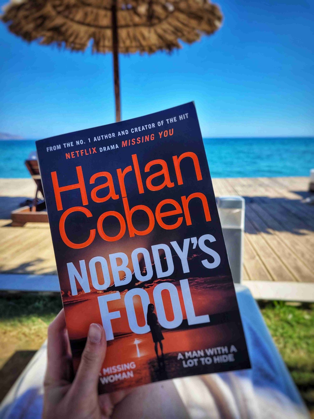 Ein tolles Buch, welches ich in 3 Tagen auf Englisch durchgelesen habe. Es ist spannend geschrieben und lässt sich auch sehr gut im Original lesen. Ich könnte mir vorstellen, dass für jemanden, der sehr viele Thriller liest, die Story ein bisschen vorhersehbar ist. Aber mir hat sie gut gefallen. Ich fand so gut wie alle Charaktere der Geschichte unglaublich sympatisch. Na ja, bis auf den Bösewicht natürlich. Aber wer das ist, erfahren wir erst ganz am Ende.
Das war mein erstes Buch von diesem Autor und ich kann es weiter empfehlen. Dass ich kein Band 1 gelesen habe spielte hier keine Rolle.