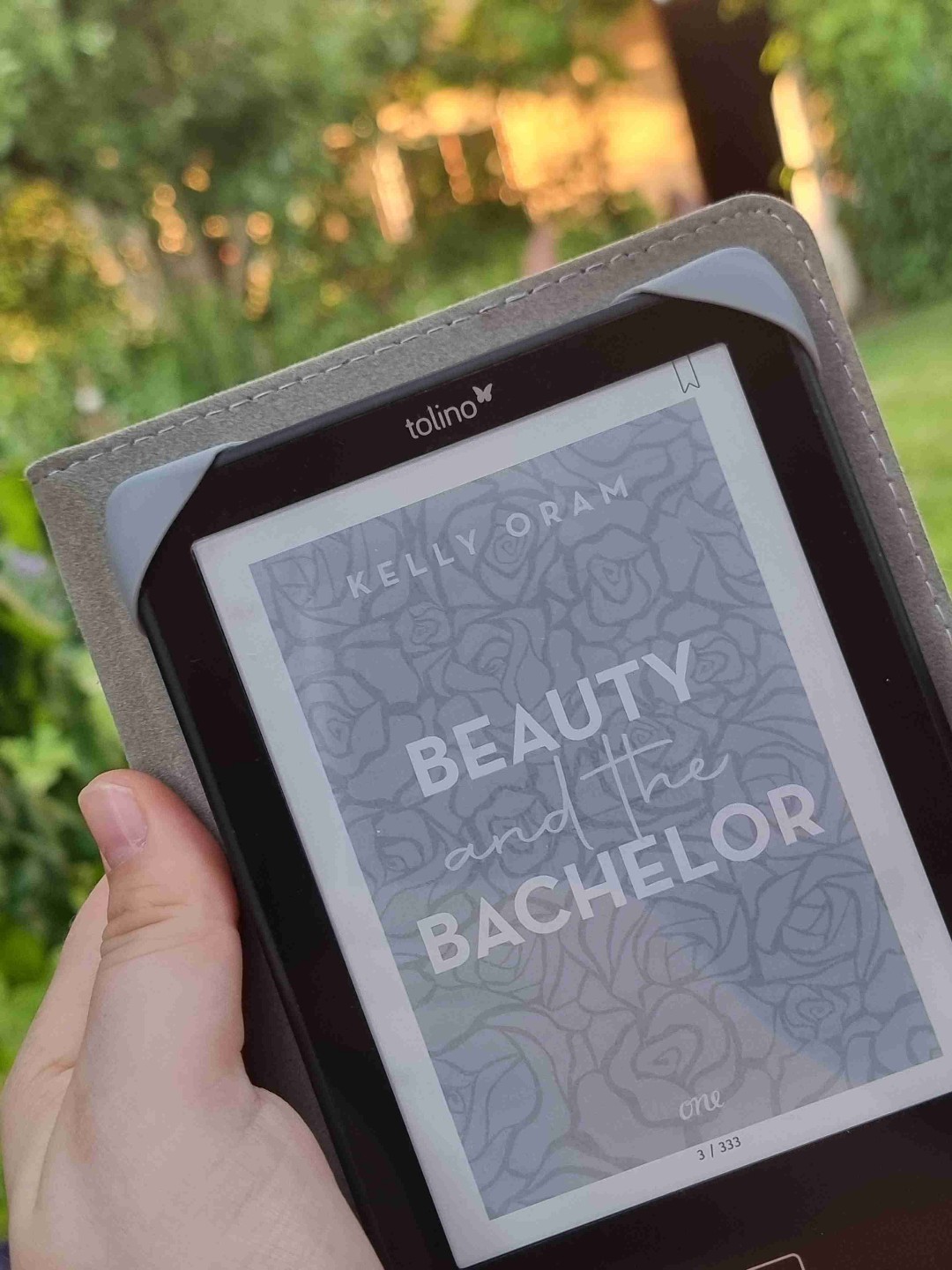 Kurzreview
Bewertung: ⭐️⭐️⭐️⭐️⭐️
Buch in Emojis: 🎬👠🌊🌹💍
❗️Spoilerwarnung❗️ für Cinder&Ella 
Sommerromance 
Filmset Vibe
Grumpy × Sunshine
Authentische Charaktere🫶