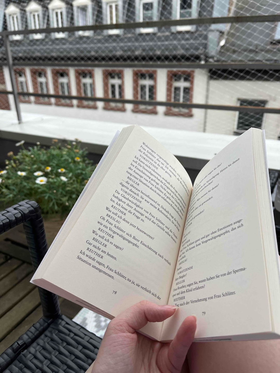 Spontan auf den Tisch mit den Mängelexemplaren entdeckt und dann in einem Rutsch durchgelesen. Ich liebe von Schirachs Bücher sehr, aber mit diesem habe ich mich schwer getan. Das meiste ist nichts neues. Ich hatte gehofft, mehr moralisch auf die Probe gestellt zu werden; mehr meine eigenen Werte hinterfragen zu müssen. Ein tolles Buch mit spannender Botschaft, aber da fallen mir spontan andere Bücher des Autors ein, die mir besser gefallen.
