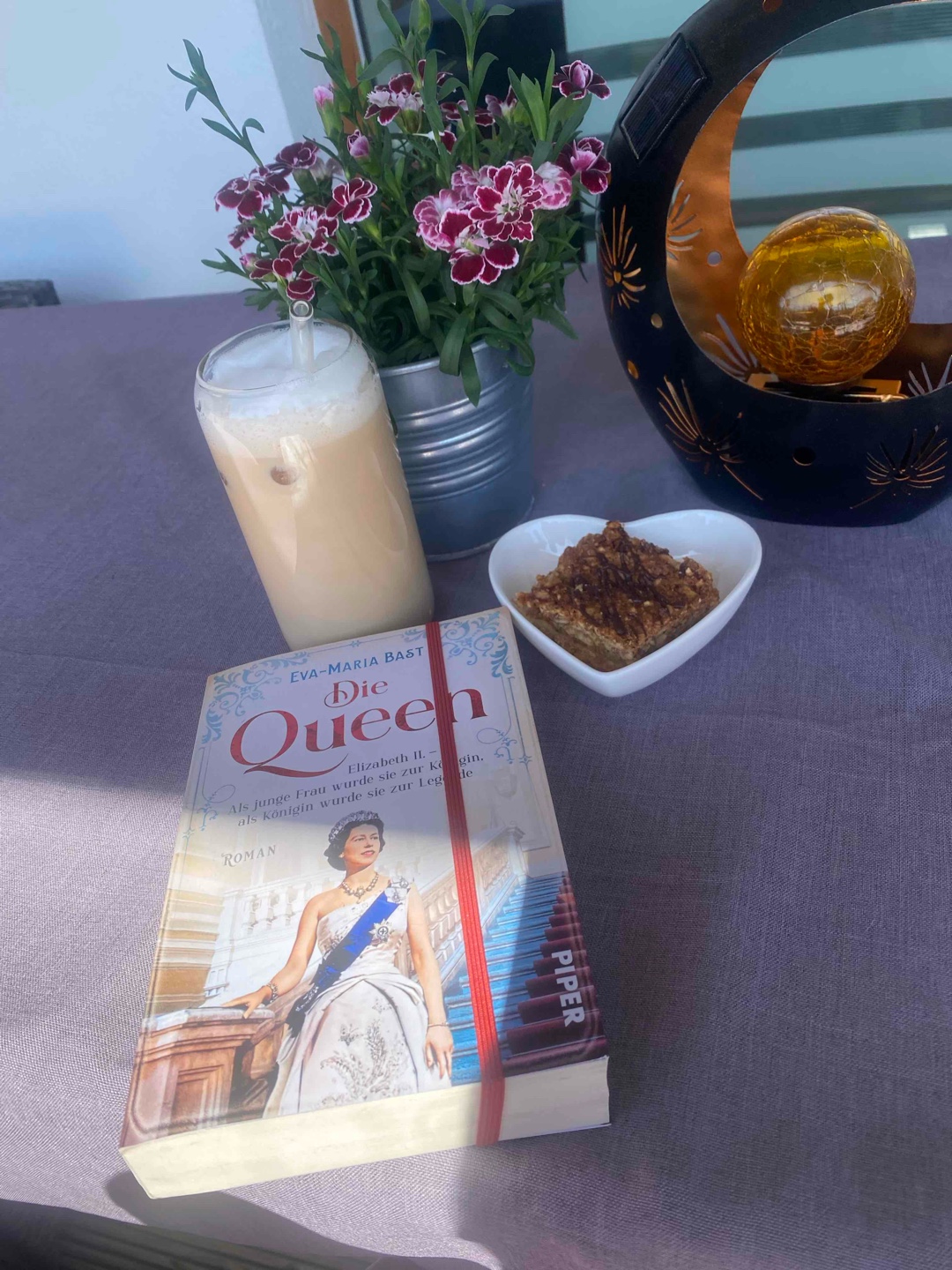 Ich mochte die Serie „The Crown“ sehr gern und finde das britische Königshaus und seine Geschichte unfassbar interessant. So konnte ich auch an dieser Trilogie nicht vorbei. In Romanform geschrieben, was mir sehr gefällt. Es beginnt noch vor Elizabeths Krönung.
Wer die Queen näher kennenlernen möchte, wird diese Bücher bestimmt mögen 🙂
