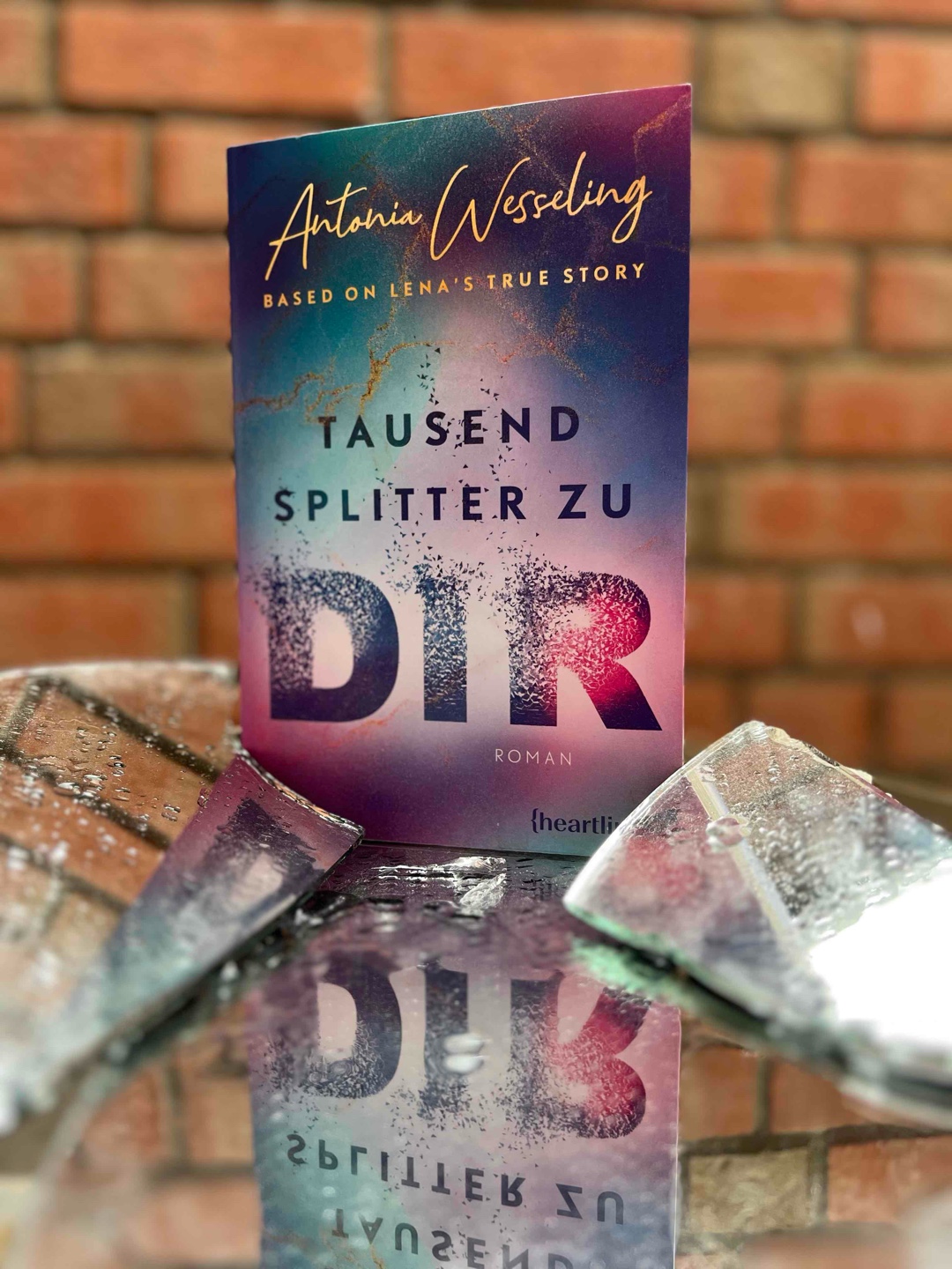 Eine schön geschriebene Liebesgeschichte, die sich leicht lesen lässt. Allerdings hatte ich vom Klappentext und dem Hinweis auf die wahre Begebenheit inhaltlich etwas anderes erwartet. Deshalb werde ich die weiteren Heartlines-Bände eher nicht weiterlesen.