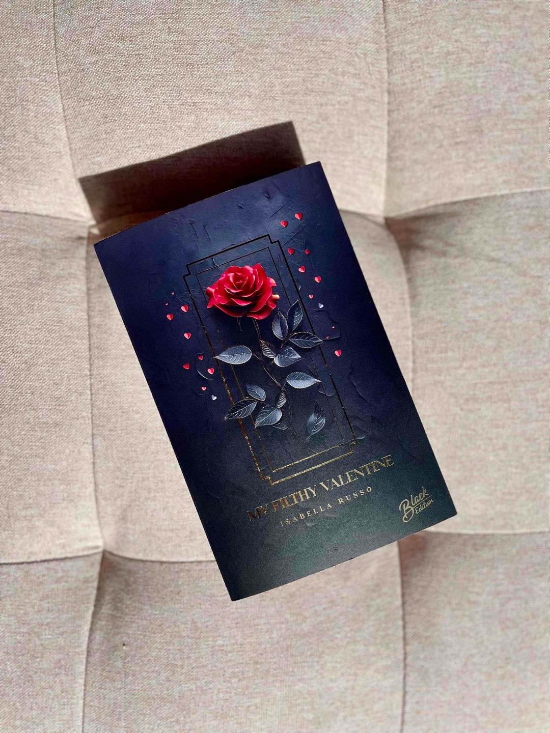 My Filthy Valentine konnte mich leider nicht überzeugen. Obwohl Stil und einzelne Szenen überzeugen, war der Verlauf der Geschichte für mich insgesamt nicht stimmig. Ich würde das Buch nicht weiterempfehlen – hätte ich vorher gewusst, wohin sich die Story entwickelt, hätte ich es vermutlich gar nicht erst gelesen.
