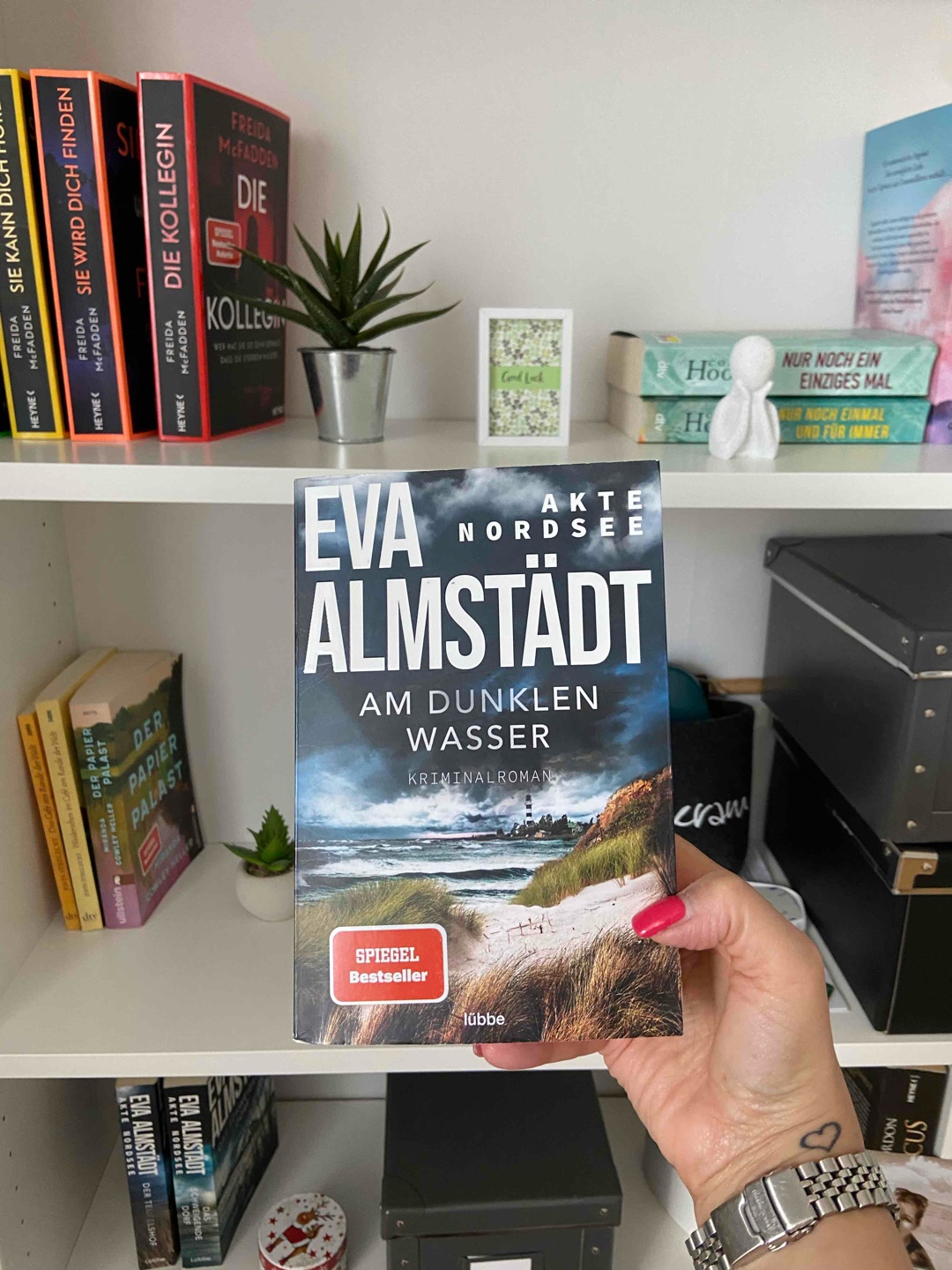 Liest sich gut . Hätte mir ein bisschen mehr Spannung gewünscht. Es gab einige Stellen die dann endlich spannend zu werden schienen, dies hielt jedoch für mein Empfinden nur über wenige Sätze an. Trotzdem freue ich mich jetzt auf den nächsten Teil der Reihe.