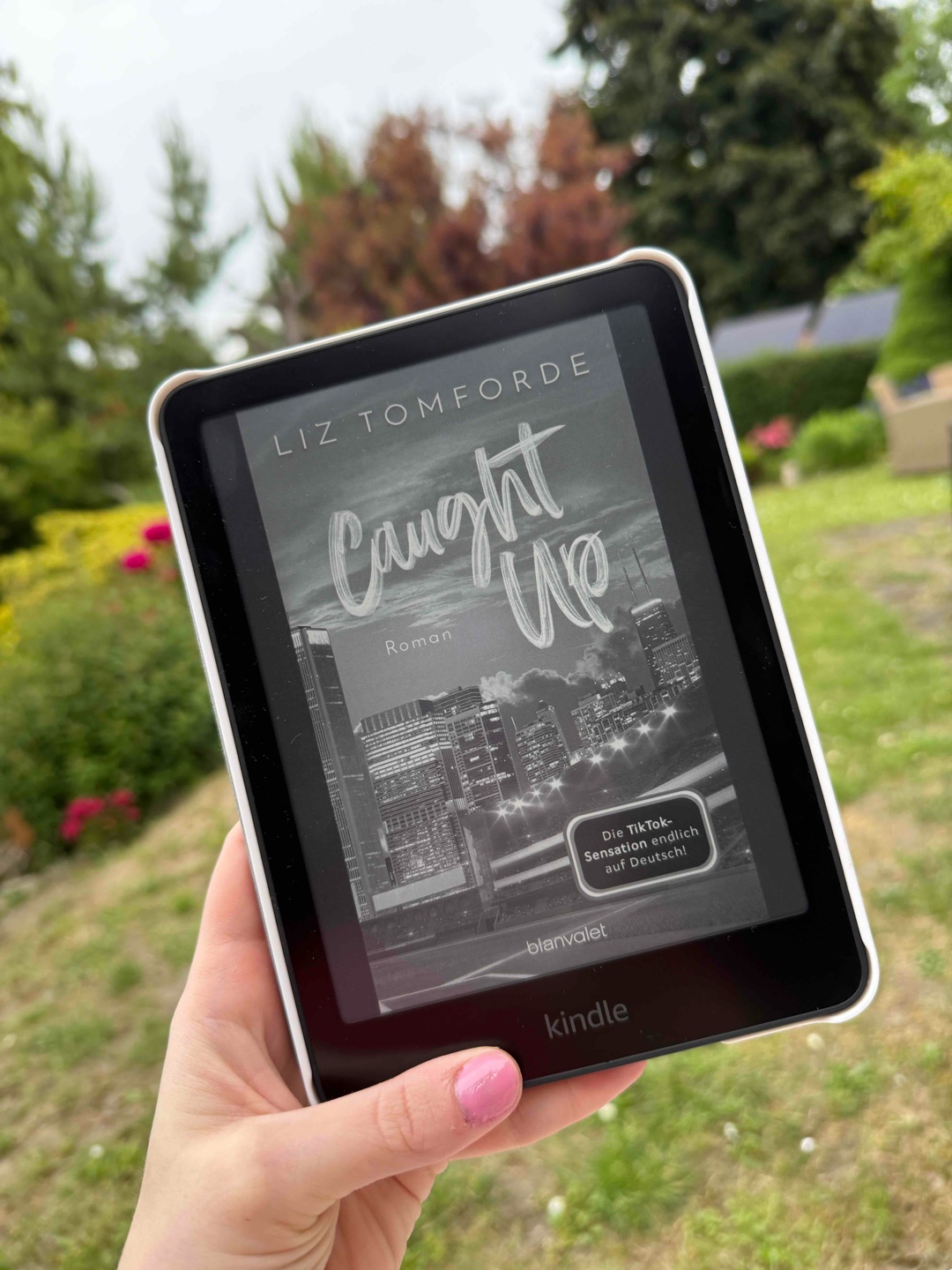 Es ist so schön, endlich mal eine Romance zu lesen, in der ein Kind nicht nur am Rande existiert, sondern wirklich eine zentrale Rolle spielt.