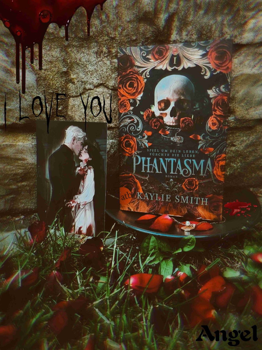 »Ich liebe dich«, flüsterte sie. »Ich liebe dich so sehr. Du hast mich gerettet. So oft, auf so viele Arten, und du hast kaum eine Woche gebraucht, um mein ganzes Wesen zu verändern. Ich werde meine inneren Dämonen vielleicht niemals los, aber für die kurzen Momente, in denen wir zusammen waren, hast du sie zum Schweigen gebracht. Wann immer du da warst, konnte ich 𝒎𝒊𝒄𝒉 𝒔𝒆𝒍𝒃𝒔𝒕 hören.«