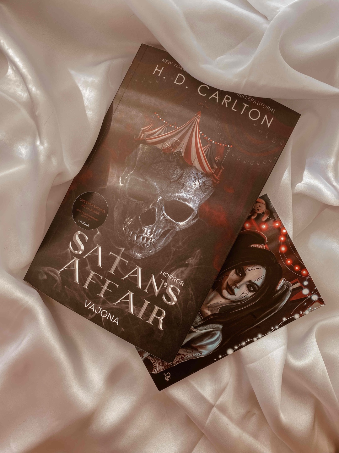 Netter Spin Off mit Einblicken zu Haunting Adeline aus Sibbys Sicht & ihrer Hintergrund Geschichte. 🎪 🩸 🔪