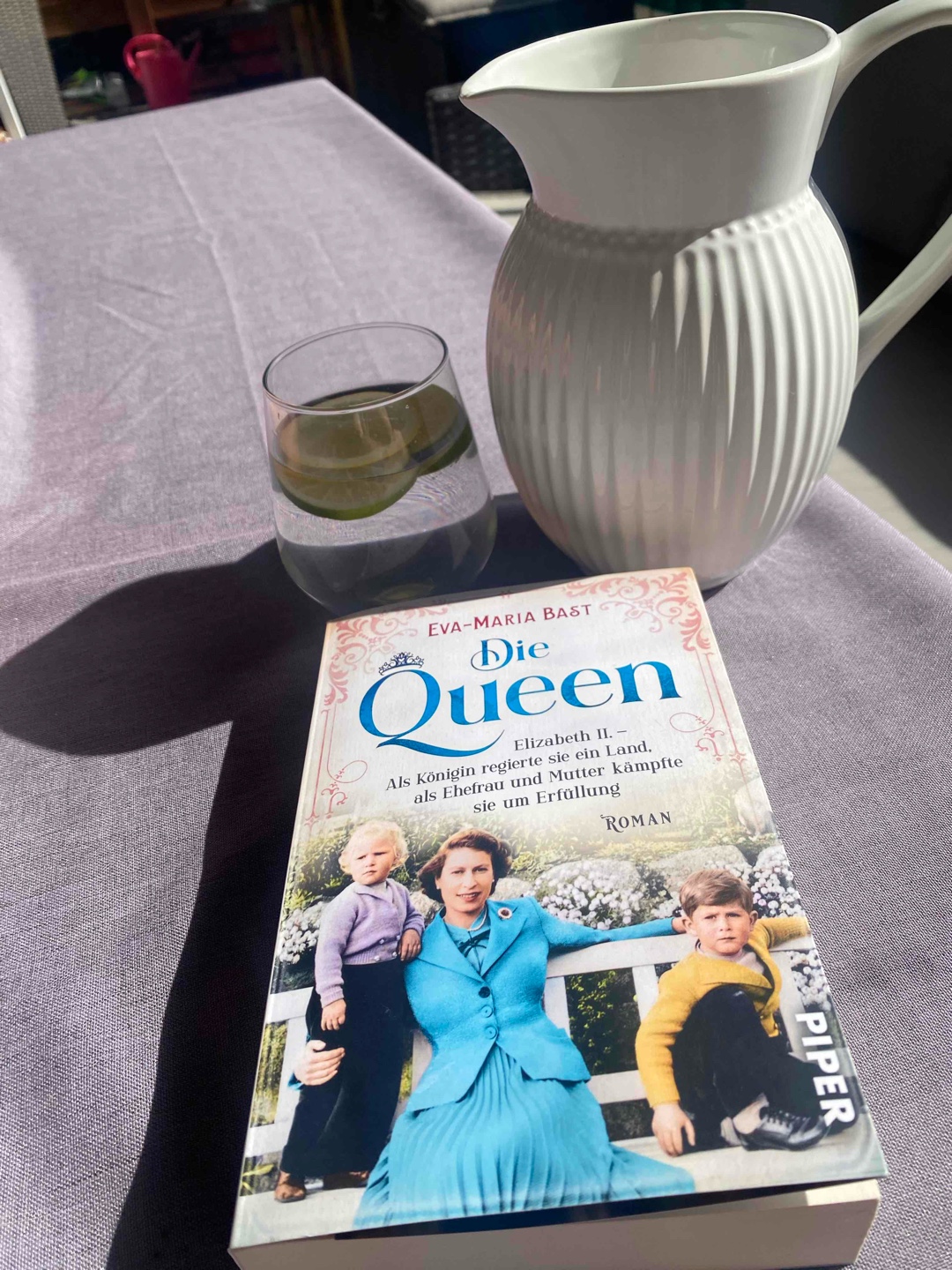 Auch der zweite Teil ist sehr informativ und interessant. Die Reisen der Queen, die hier beschrieben wurden, waren etwas zäh und langatmig.
Kurzweilige Lektüre, bei der man ab und zu auch mal schmunzeln muss, vorallem, als die Beatles vorkamen 😅