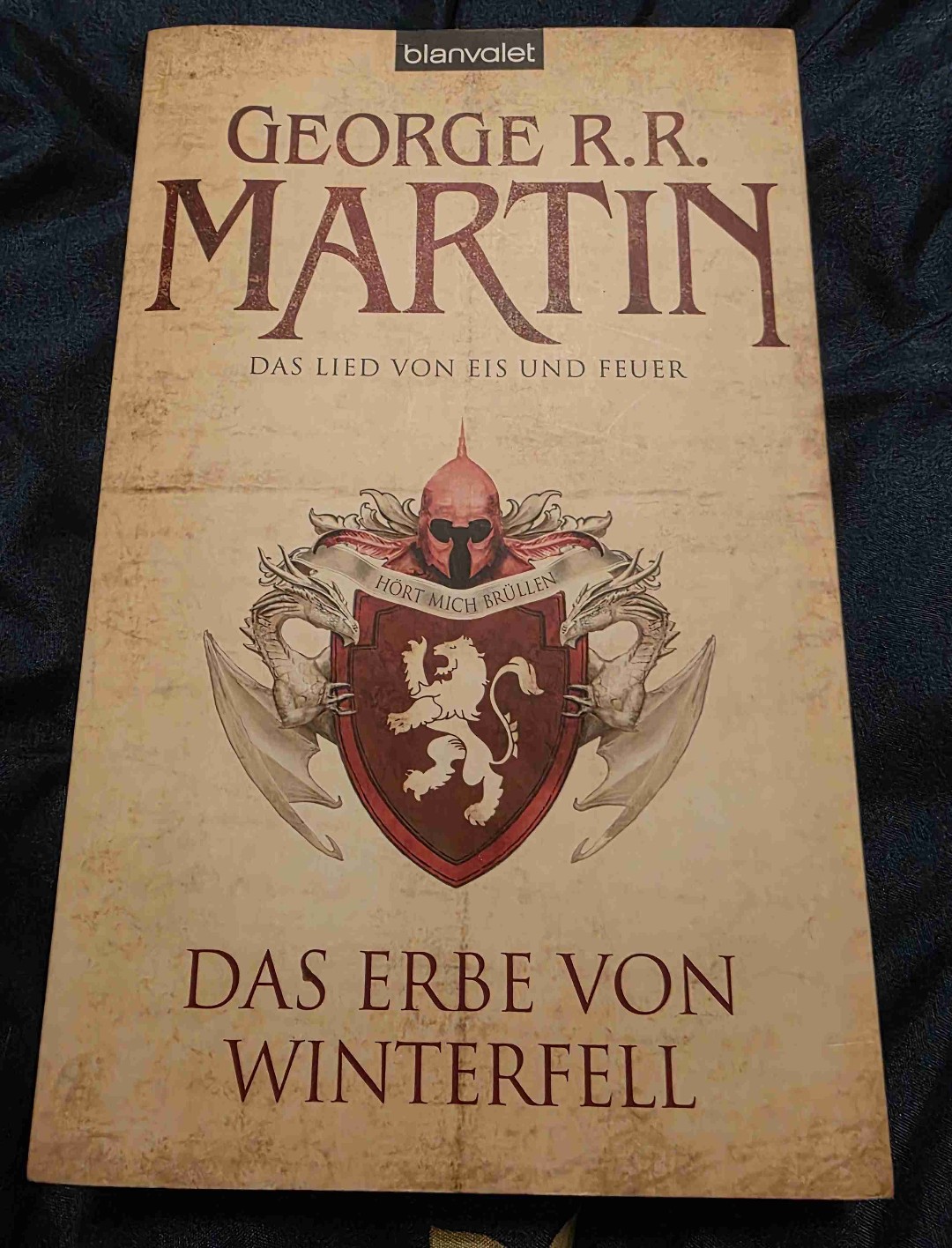 Es ist herrlich wieder nach Winterfell und Königmund zu reisen. Es ist wundervoll alte Freunde wie Tyrion Lennister, Daenerys Targaryen, Robb Stark, Arya Stark oder auch Jon Snow wiederzutreffen, denn genauso fühlt es sich an.