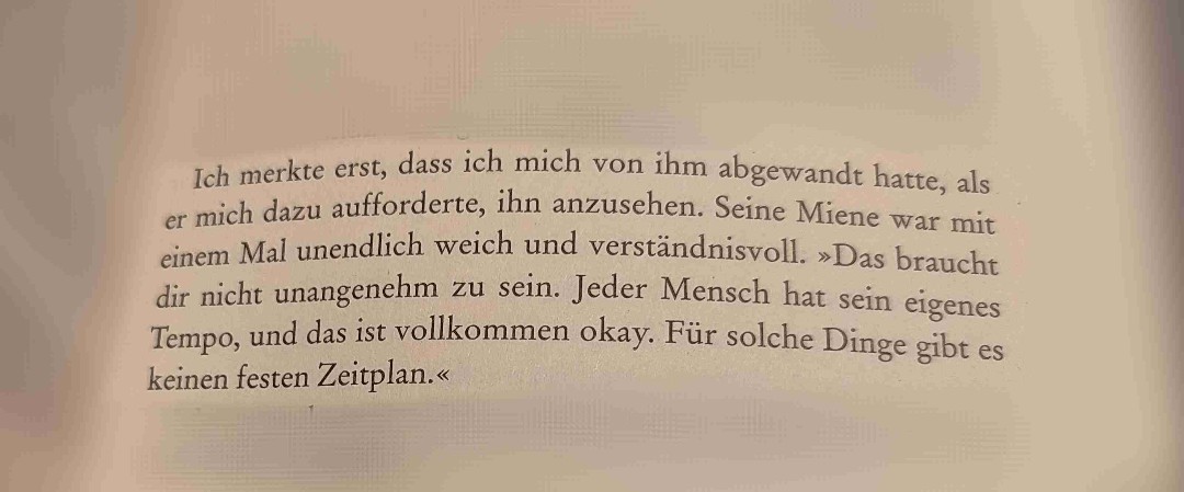 "Und, hast du dich selbst auf deiner Reise gefunden?"

"Ich bin mir nicht ganz sicher. Eigentlich zweifle ich mittlerweile sogar daran, dass das überhaupt geht. Schließlich machen wir täglich neue Erfahrungen, die uns verändern. Wir entwickeln uns weiter, und wie sollen wir uns selbst finden, wenn wir nie lange die selbe Person sind?"
•
Einer der - für mich - besten Sätze aus diesem Buch. 
•