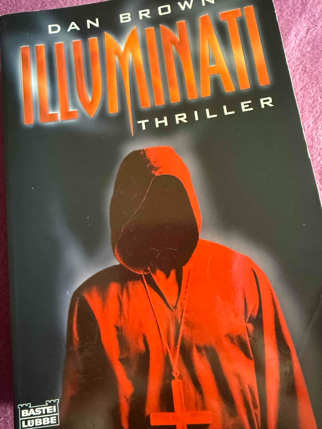 Ein wahnsinnig spannender Thriller bis zur letzten Seite! Da ich vor kurzem in Rom im Urlaub war, konnte ich mir die Orte richtig gut vorstellen.