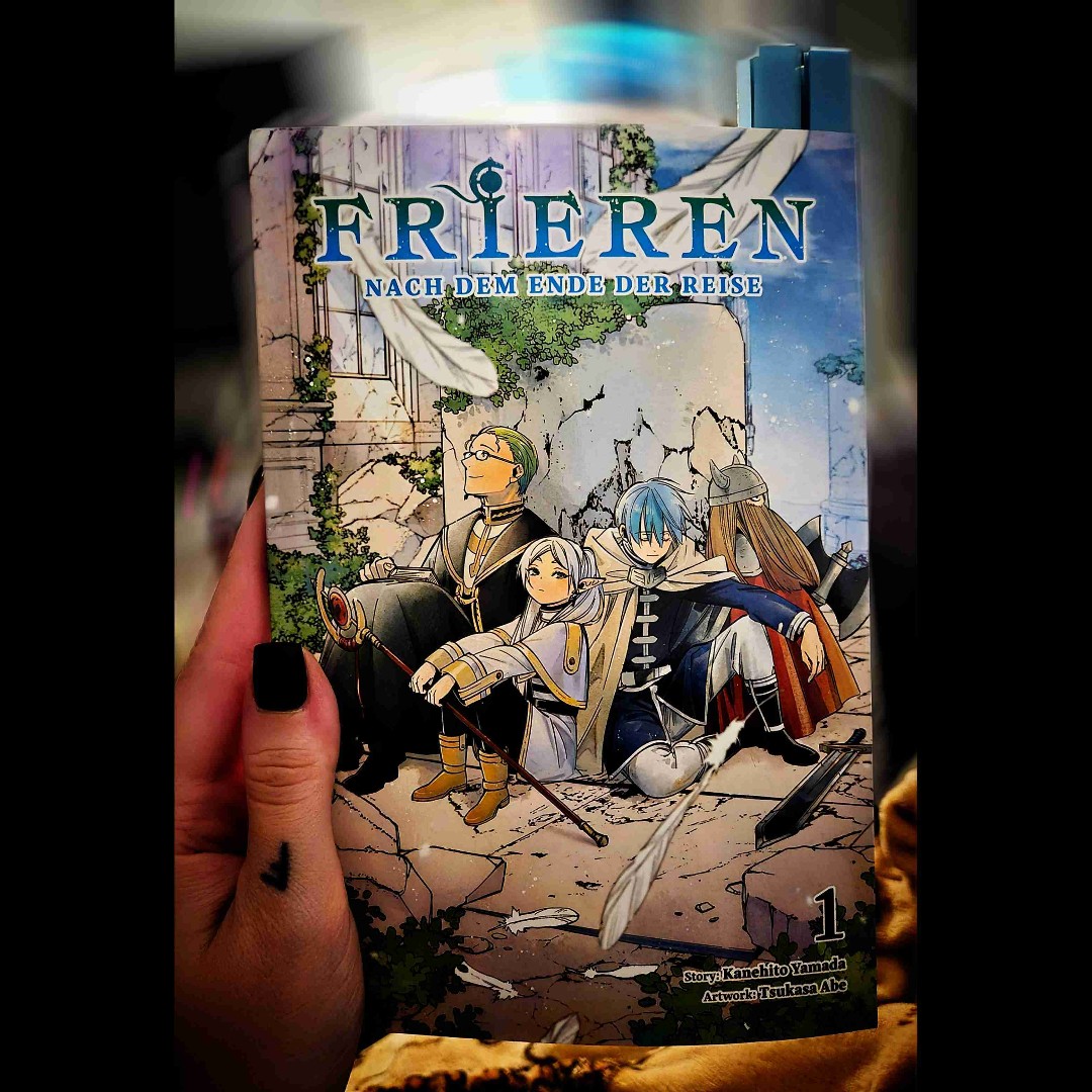 Ich liebe Frieren! 🩵
Sowohl den Anime, sie als Person und nun auch den Manga.
Aufmerksam auf den Manga bin ich durch den Anime geworden, der mir schon sehr gefallen hat und mich bereits zeitnah den Tränen nahe gebracht hat. 🥲
Der Manga ist genauso großartig! ♡
Das Format des Mangas ist etwas größer als die, die ich sonst lese, aber das mag ich sehr. Auch die Zeichnungen sind einfach sooo schön und generell diese ruhige Erzählweise und die Charaktere dazu. Es passt einfach alles.
Ich freue mich darauf die Geschichte rund um Frieren und ihre alten sowie neuen Weggefährten erneut zu durchleben und noch viel mehr zu erfahren. 🫶🏻