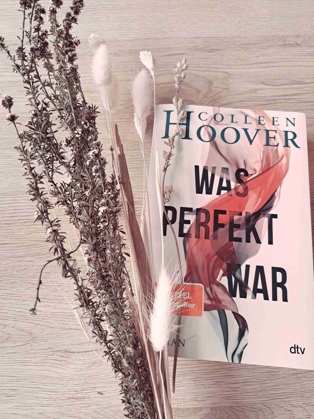 Eines meiner Lieblingsbücher von Colleen Hoover. ♡
Manchmal muss man Entscheidungen treffen, die das Herz zerbricht, aber die Seele heilen wird - das wird schonungslos aufgezeigt in diesem Buch.