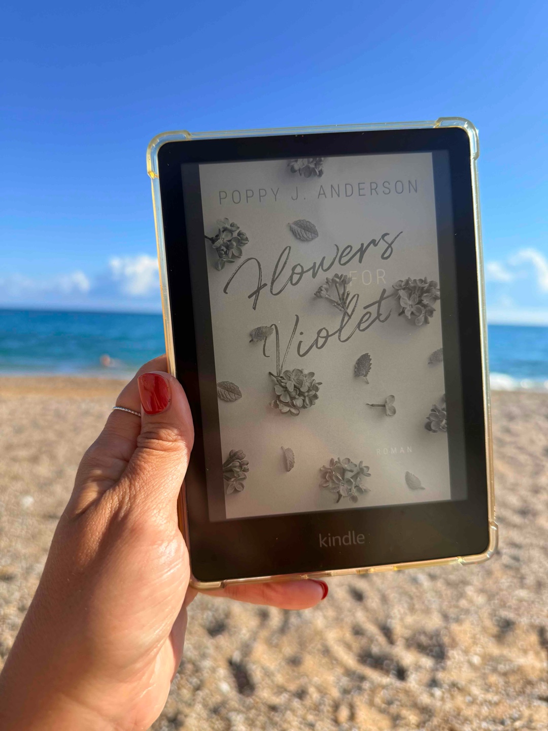„Flowers for Violet“ ist ein herrlich leichter, romantischer Wohlfühlroman. Ich habe mich sofort in die Geschichte von Violet und Braden verliebt. Das Haters to Lovers-Setting ist großartig umgesetzt, gespickt mit witzigen Dialogen und ganz viel prickelnder Spannung zwischen den beiden. Ihre schlagfertigen Wortgefechte haben mir mehr als einmal ein Lächeln ins Gesicht gezaubert! Was ich besonders mochte war, dass es keine übertriebenen Dramen gab. Stattdessen erleben wir eine süße, romantische Geschichte mit Humor, Charme und echtem Herz. Die familiäre Atmosphäre und der Zusammenhalt der Charaktere machen das Buch noch besonderer. Violets Entwicklung hat mich sehr berührt. Zu sehen, wie sie endlich loslässt, ihren eigenen Weg findet und dabei aufblüht, war einfach schön. Für mich ein echtes Highlight unter den romantischen Komödien und ehrlich gesagt hätte das Buch gern doppelt so lang sein können!