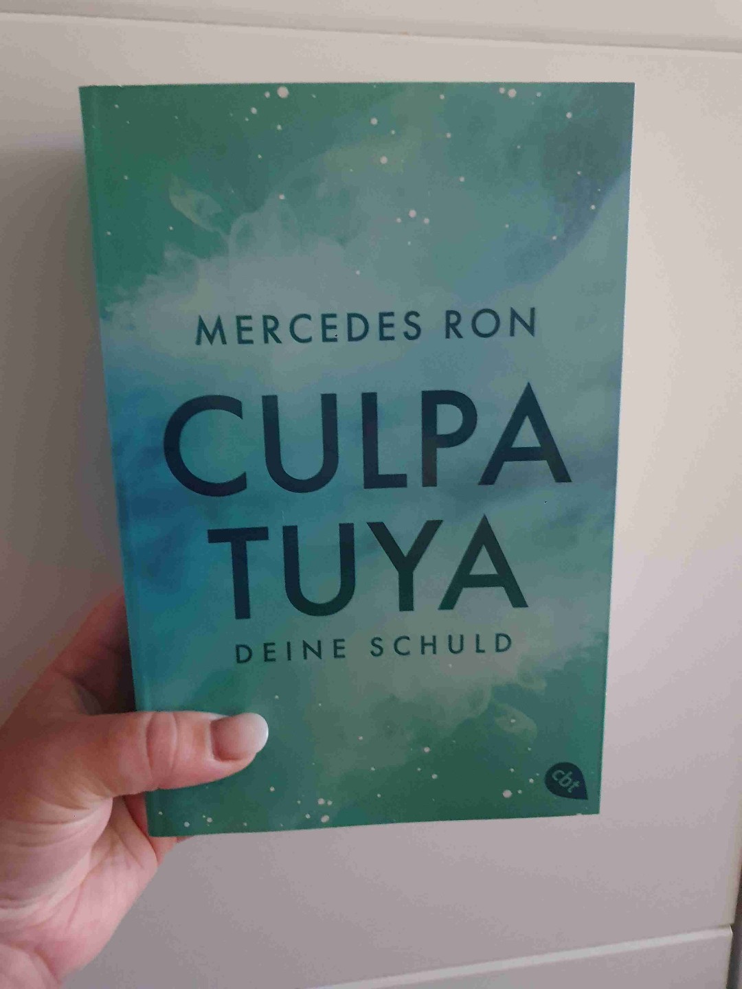Der Schreibstil gefällt mir extrem gut, es ist super leicht zu lesen. Die Beziehung zwischen Noah und Nick ist absolut toxisch und wühlt mich persönlich sehr auf, da ich solche Erfahrungen in der Vergangenheit auch machen musste. Ansonsten ist aber, meiner Meinung nach, nicht allzu viel passiert in dem Buch. 🤷♀️
