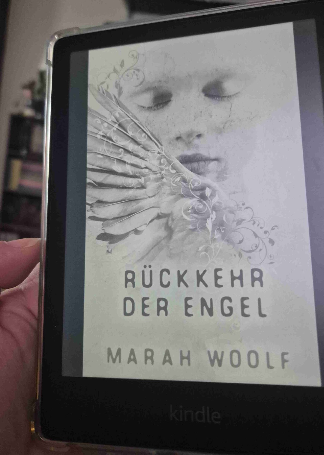 Der Anfang des Buches war sehr zäh. Ich musste mich da tatsächlich durch kämpfen. Das Ende jedoch, hat mich direkt zum 2 Teil geführt. 