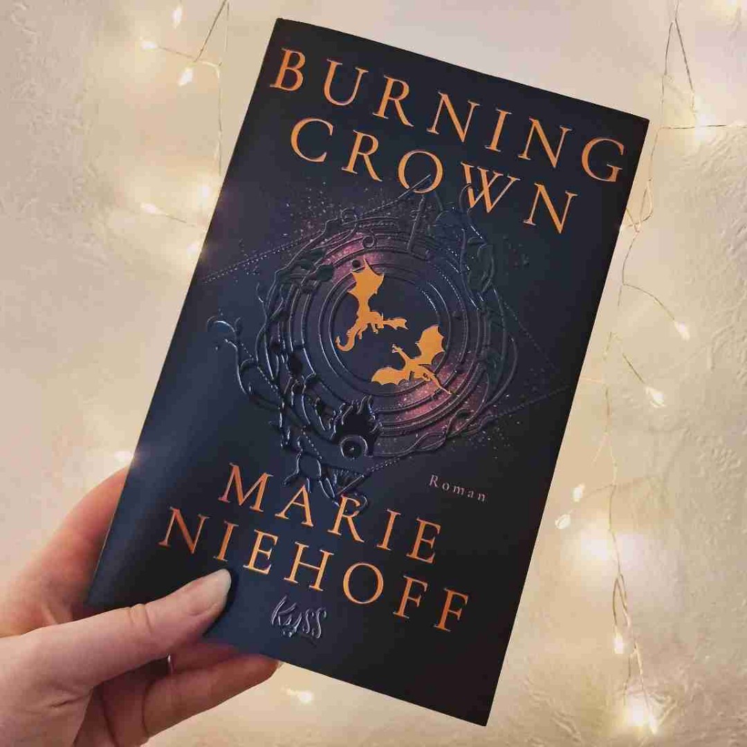 Dieses Buch hat mich mitten ins Herz getroffen.
Yessa & Cassim sind zwei Figuren, die man einfach nicht mehr loslässt: stark, zerbrechlich, voller Schmerz – und doch kämpfen sie für das, was richtig ist.
Yessa beeindruckt mit ihrer Stärke und Klarheit, Cassim mit seiner stillen Tiefe und einem Geheimnis, das alles verändern könnte...
Eine Slow Burn Romance, die nicht nur die Liebe, sondern auch Verlust, Hoffnung und innere Heilung thematisiert.
Und das Ende? Ich sag nur: HALTET EUCH FEST. 😭🔥