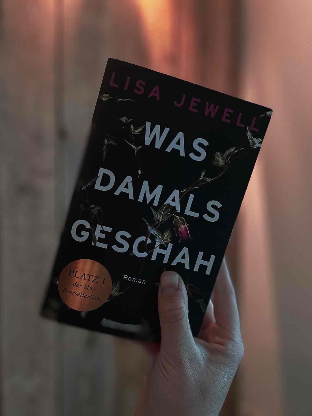 Ein atmosphärisch dichter Roman, den ich eher als Psychothriller einordnen würde…