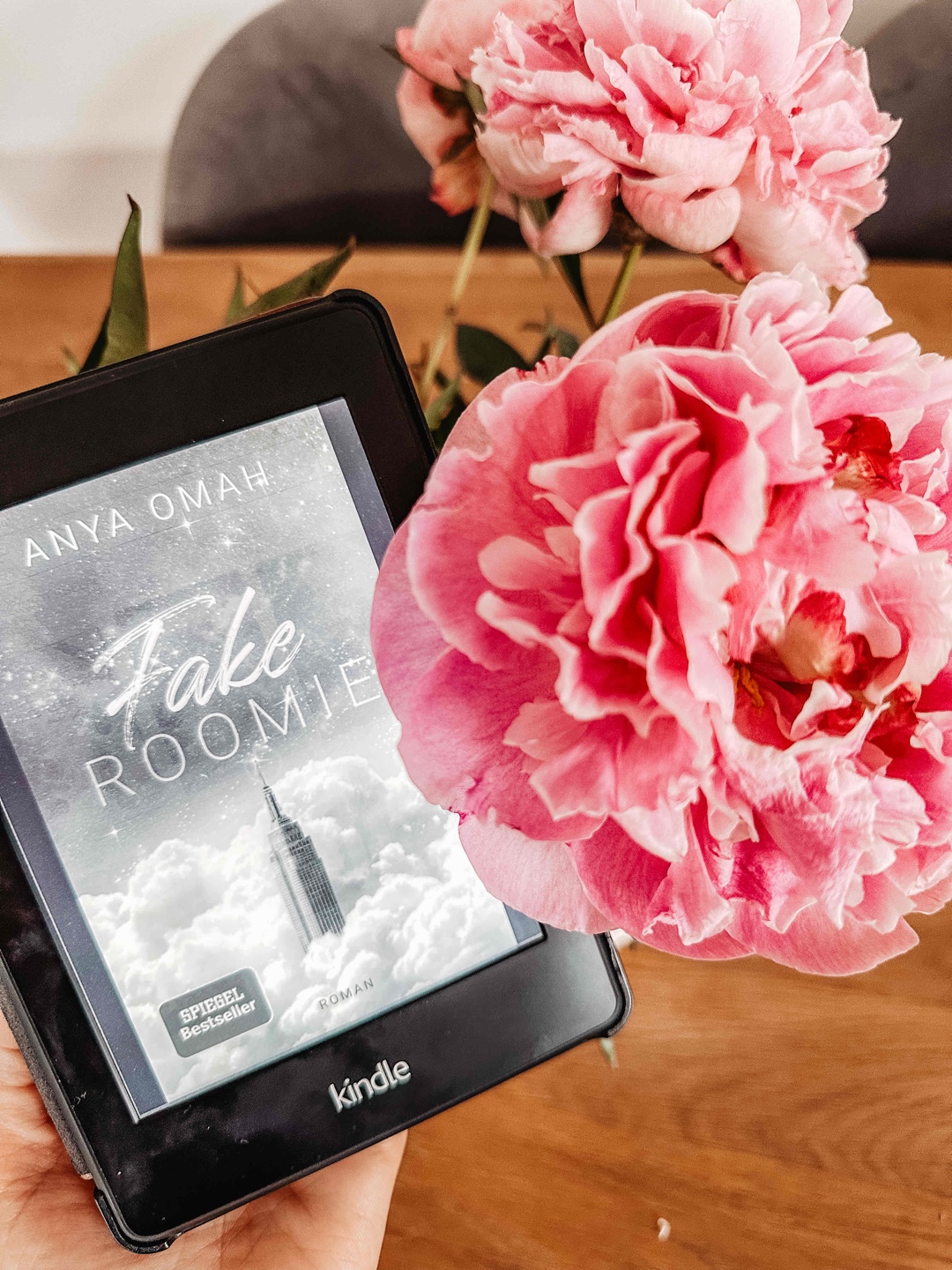 ✨5/5✨

Für Fans von “Friends-to-Lovers”-Geschichten und emotionalen Liebesromanen ist “Fake Roomie” eine klare Leseempfehlung