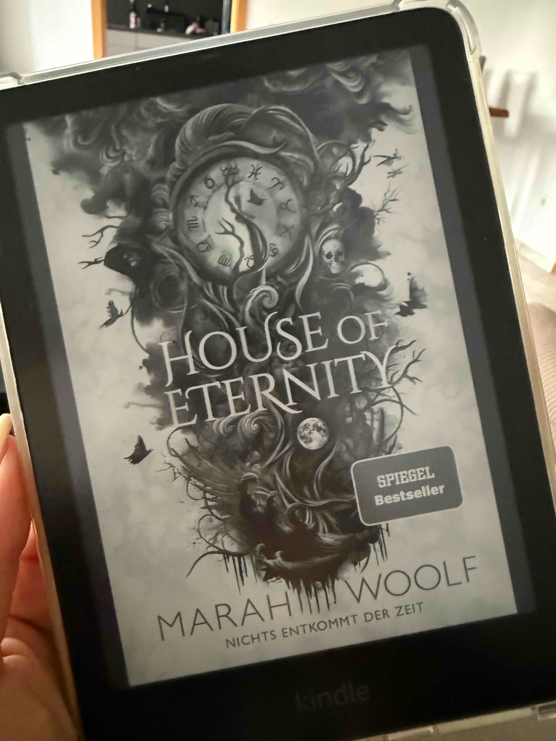 Auch wenn es mich anfangs sehr an das Buch everless erinnert hat, fand ich es sehr spannend! 
Das Worldbuilding ist stark und man baut schnell eine Bindung zu den Protagonisten auf 