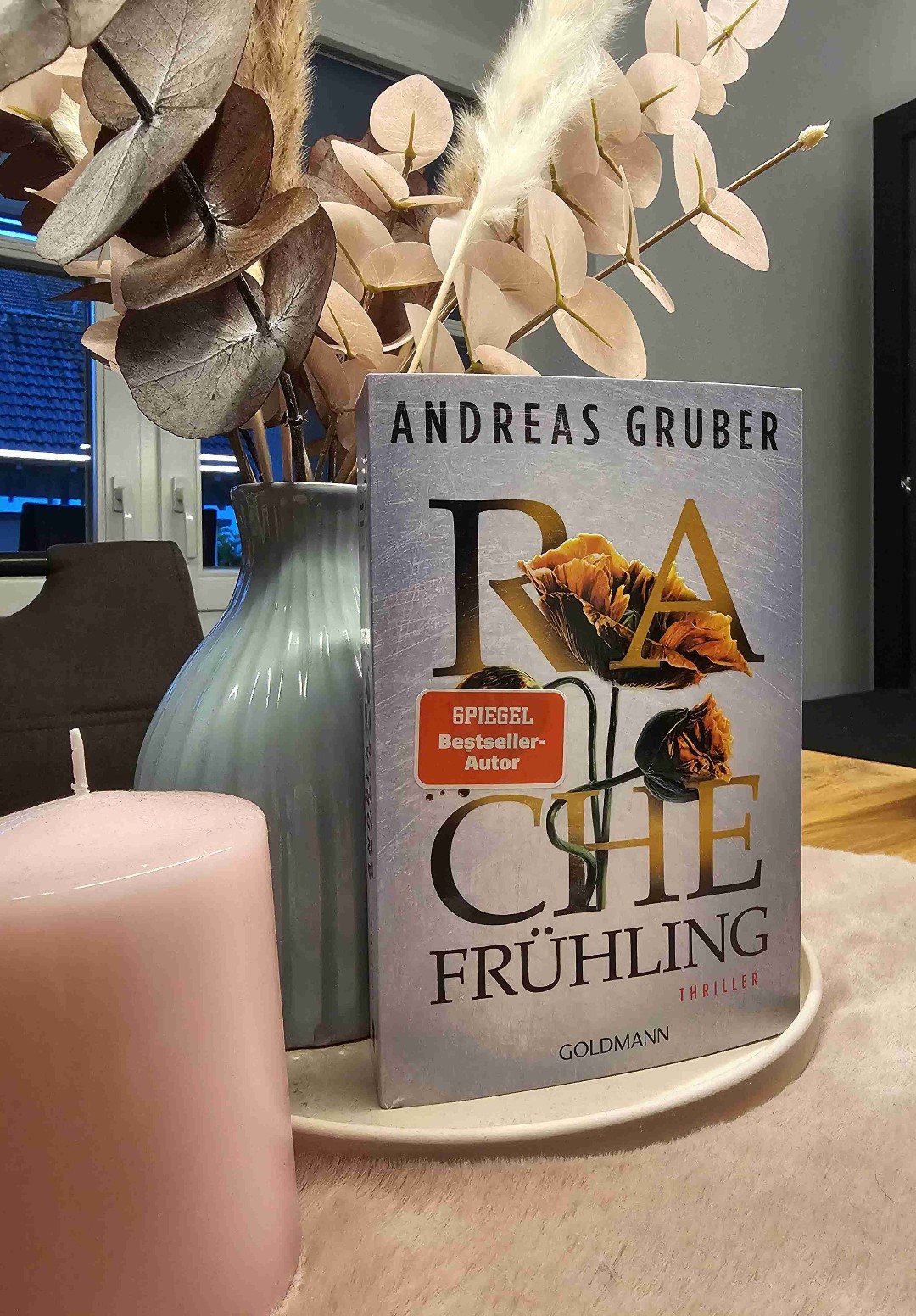 "Voraussetzung für lebendiges Theater ist ein gewisser Überschuß an krimineller Energie." Heiner Müller
Der letzte Teil der Rache-Reihe von Andreas Gruber: Rachefrühling 🌸
Evelyn Meyers und Walter Pulaski haben es in diesem Teil mit einem zwielichtigen Clan aus Riad und mit einem Podcaster namens Martin Kilian zu tun.
Kilian wird des Mordes an einer Ärztin beschuldigt und engagiert Evelyn Meyers zur Verteidigung. Ist er der wahre Mörder von Aleyna oder ist Kilian Teil eines perfiden Plans?
Ich bin ein Fan von miträtseln wer der mögliche Mörder sein könnte aber hier ist es leider recht klar was passieren wird. Die meisten Bücher von Andreas Gruber basieren sowieso darauf, dass schnell klar ist was passieren wird, macht die Bücher aber deswegen nicht weniger spannend ☝🏽
Daher dieses mal nur 4 🌟 aber klare Tendenz zur Weiterempfehlung ☺️