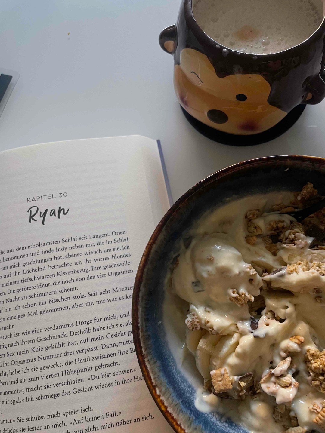 💘 ryan ist meine neue nummer 1 💘
Ich habe die Story sehr genossen, die Charaktere sehr in mein Herz geschlossen & vor allem viel gegrinst und gelacht! Liz Tomforde hat einen super Schreibstil & begeistert mich mit ihren Verbindungen von Emotionen und Romantik.
Schade finde ich nur, dass sich die letzten 100 Seiten etwas gezogen haben. Die Geschichte war für mich schon zu Ende.