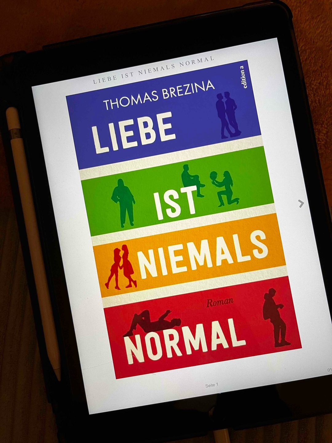 „Der Moment, wenn du erkennst, dass du »anders« bist. Wenn du das eigentlich als etwas Schönes empfindest, bis dir klar gemacht wird, dass es nicht alle so sehen. Die Unsicherheiten, die im Laufe der ersten Erlebnisse auftauchen, die Ängste und Zweifel.“