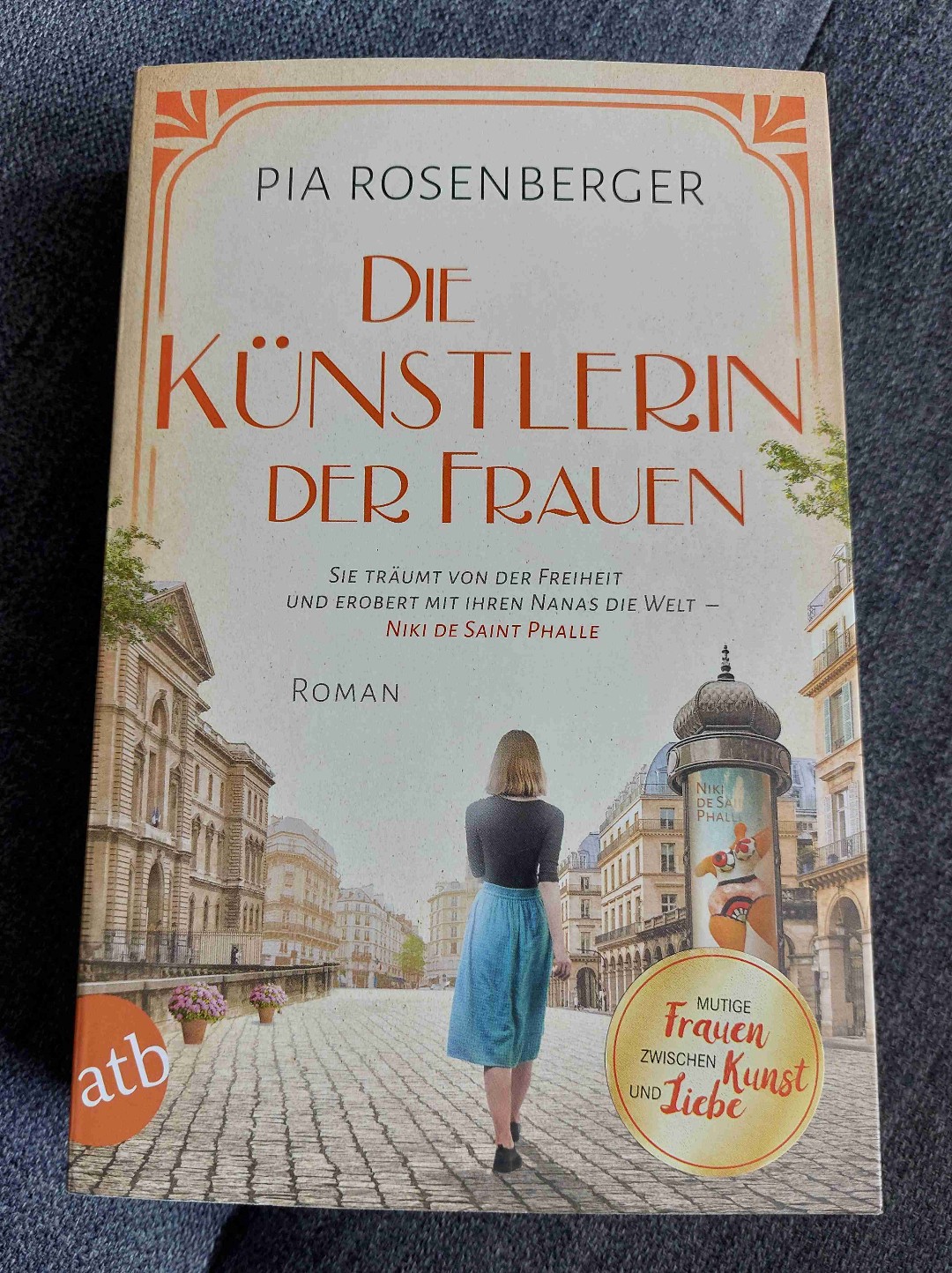 Die Geschichte einer Künstlerin, die gegen alle Regeln aufbegehrt - kenntnisreich und sehr emotional erzählt