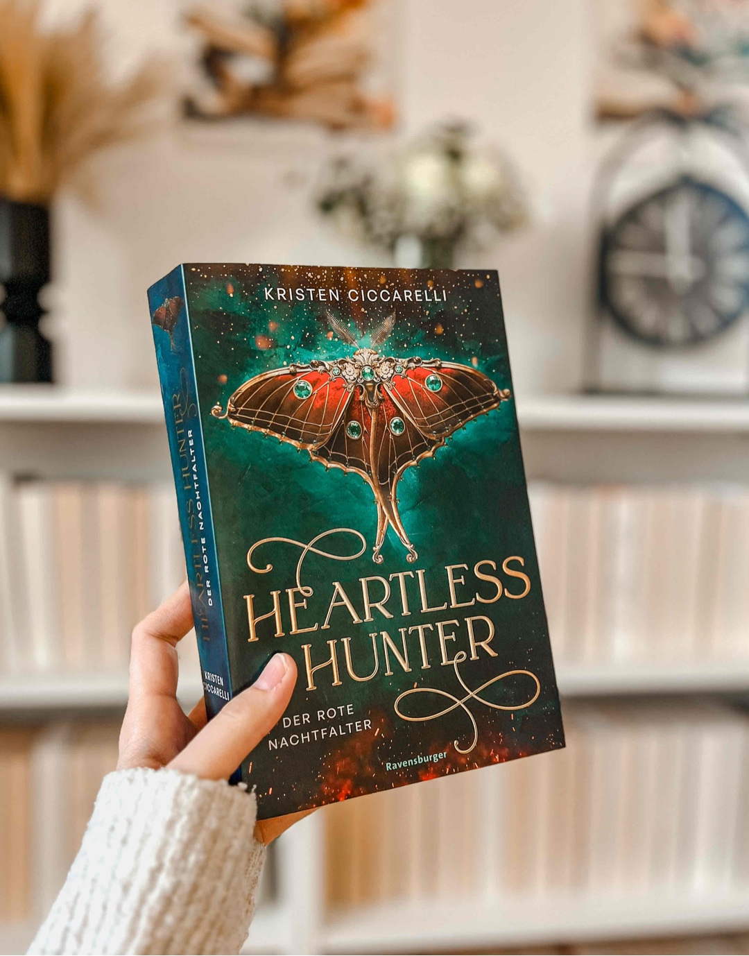 „Heartless Hunter” ist ein gelungener Romantasy-Auftakt mit komplexen Charakterbeziehungen und einem interessanten, aber ausbaufähigen Magiesystem. Der Schreibstil ist spannungsgeladen und die Perspektiven wechseln. Die Handlung bietet nicht nur Unterhaltung, sondern auch Spannung, tiefgründige Gedanken und komplexe Gefühle.
.