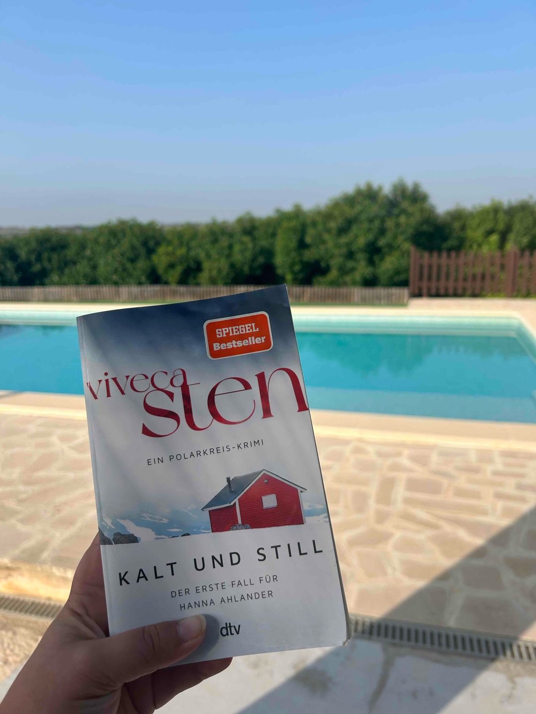 Mag ich sehr! 😍 Perfekte Mischung aus dem Fall an für sich und der Geschichte der Ermittler. Sehr angenehmer Schreibstil. 📝