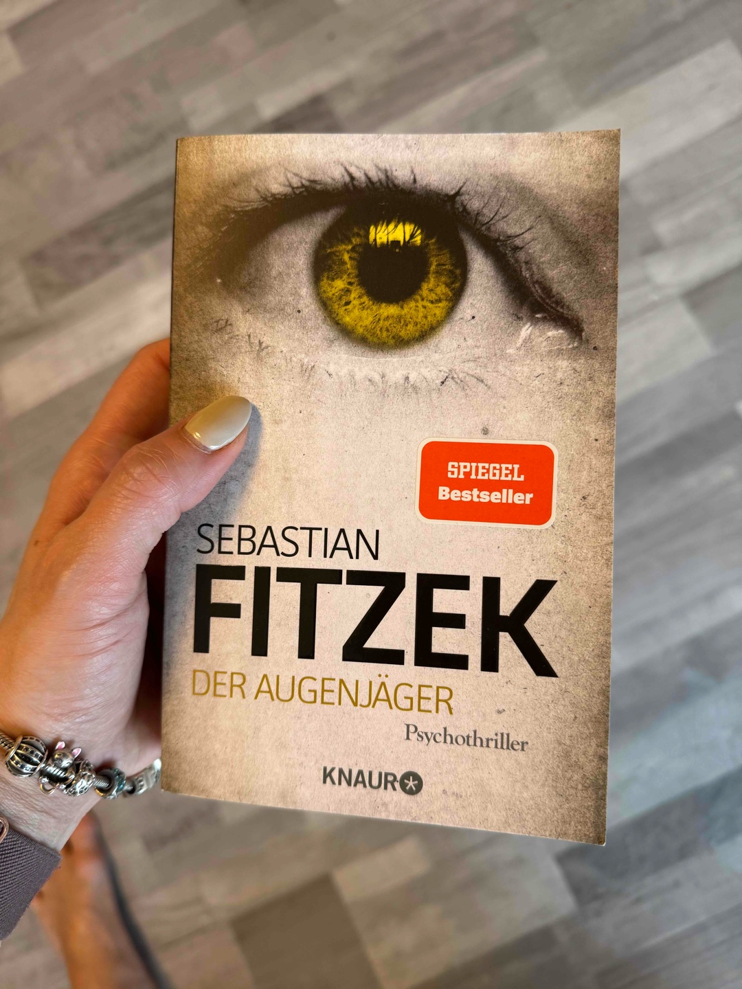 Typisch Sebastian Fitzek!
Habe wirklich noch kein Buch von ihm gelesen, das mich nicht vom Hocker gerissen hat!
Super spannend bis zum Schluss, unvorhersehbare Wendungen- liebs!