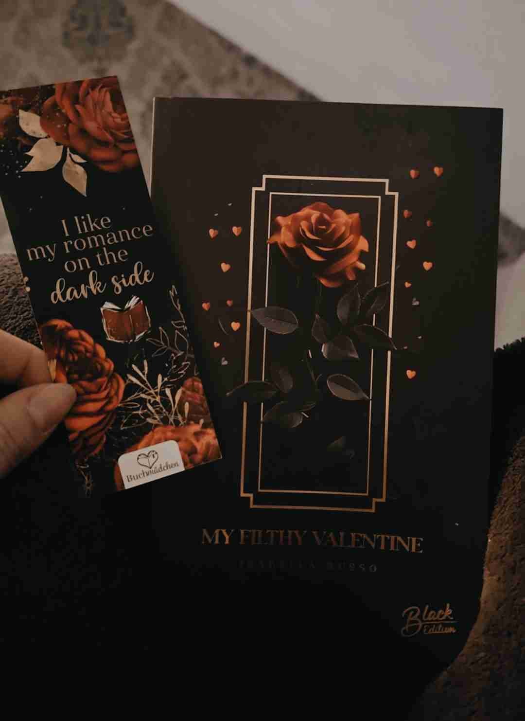 ⭐️⭐️⭐️⭐️
🌶🌶🌶🌶🌶

Dieses Buch hat genau das wiedergegeben, was ich erwartet habe....bis auf das Ende...aber ich bin absolut fine damit  .... i mean - why not ? 
Und jeder der meckert weil derren Beziehung nicht tiefgründig genug war - andere Dinge in diesem Buch waren definitiv tief genug ! 😉🔥