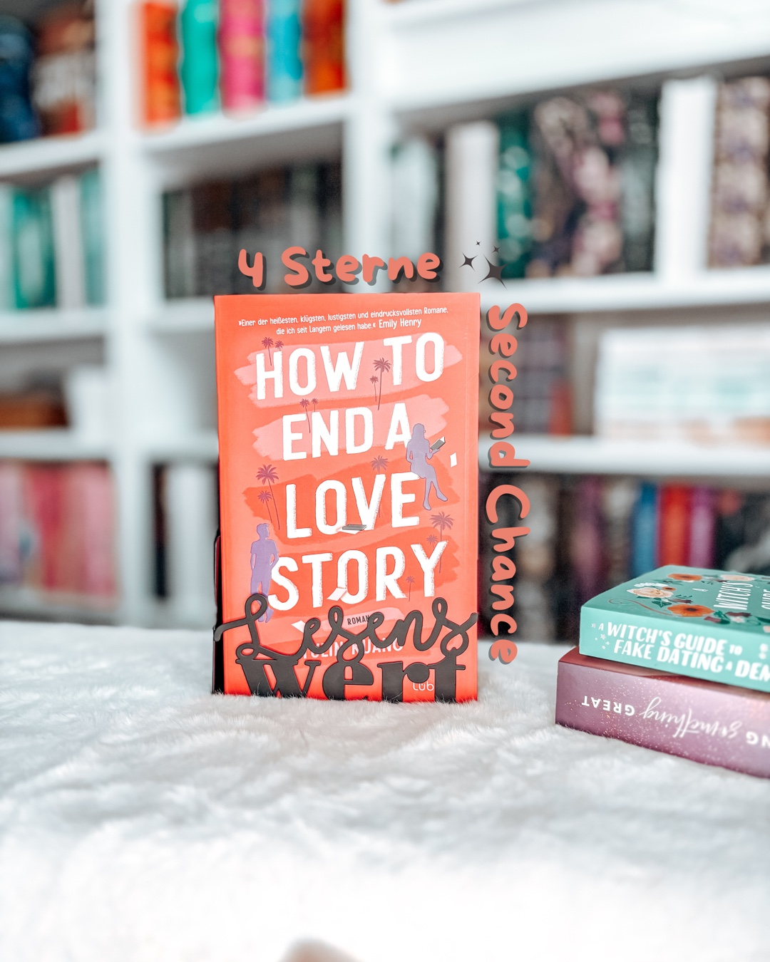 🎧📚 How to End a Love Story war ein emotionales Auf & Ab!
Ich: 🫠 wegen der Perspektivwechsel beim Lesen
Auch ich: 😍 beim Hörbuch mit zwei Sprecher:innen – sooo viel besser!
Helen & Grant? Haben mich echt berührt.
Nicht perfekt, aber besonders.
📖💕 Für alle, die auf tiefgründige Romance mit echten Gefühlen stehen!