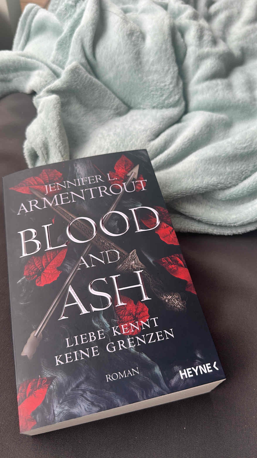 Dieses Buch ist einfach nur der Hammer!

Jennifer L. Armentrout hat wieder eine richtig coole Welt erschaffen, in die man komplett abtauchen kann. Die Story war mega spannend, und die Mischung aus Action und Liebesgeschichte hat für mich einfach super gepasst. Ich hab total mitgefiebert und konnte es kaum weglegen – absolute Leseempfehlung!