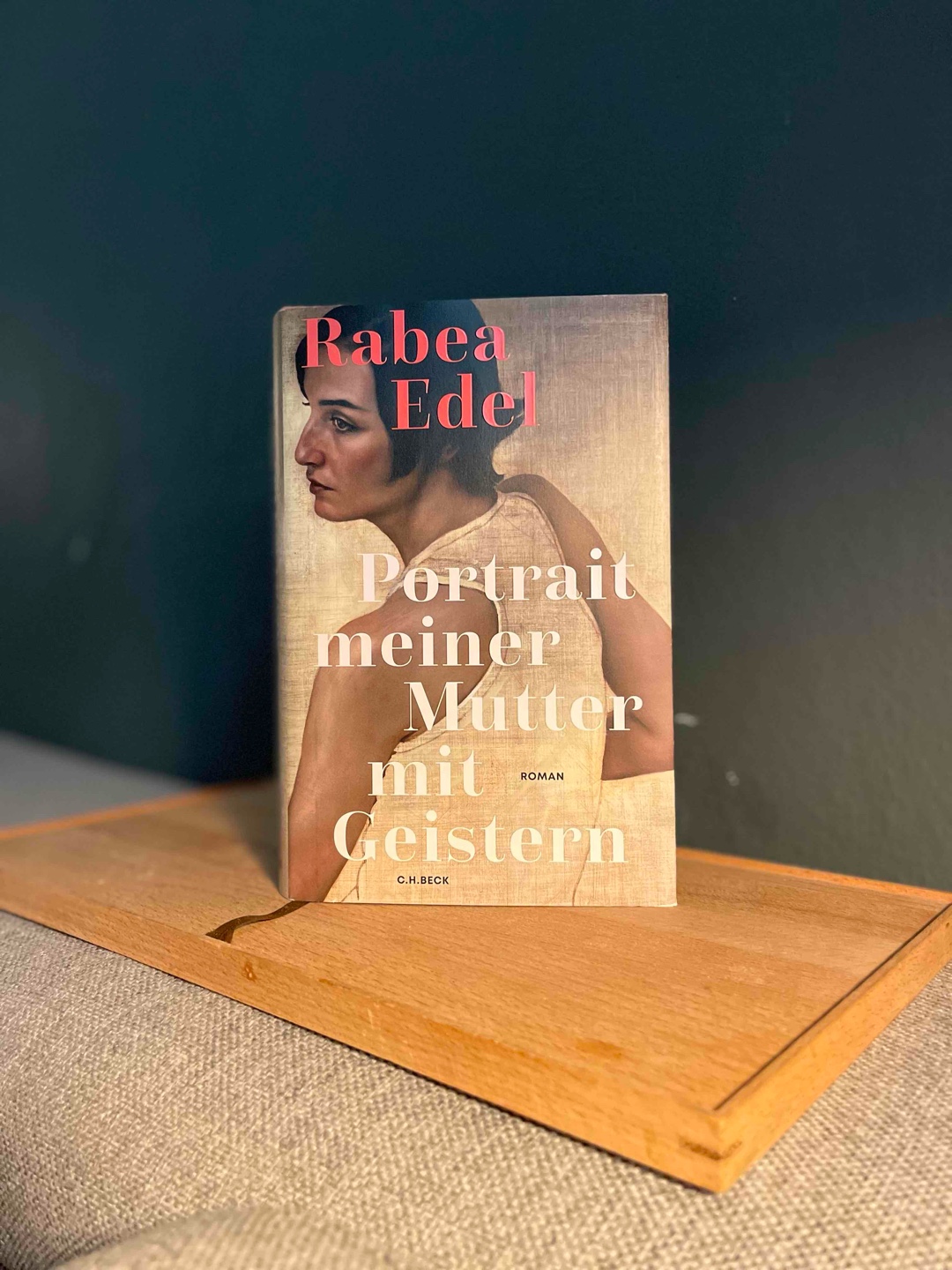 Rabea Edel hat mit „Portrait meiner Mutter mit Geistern“ einen Roman geschrieben, der mich tief bewegt und verzaubert hat.
