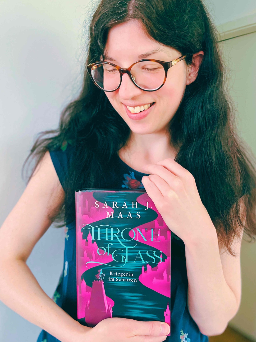 Eine tolle Fortsetzung, die Fans von Sarah J. Maas begeistern wird. Wer Geschichten mit mehr Tempo bevorzugt, dem würde ich Throne of Glass nicht unbedingt empfehlen.
